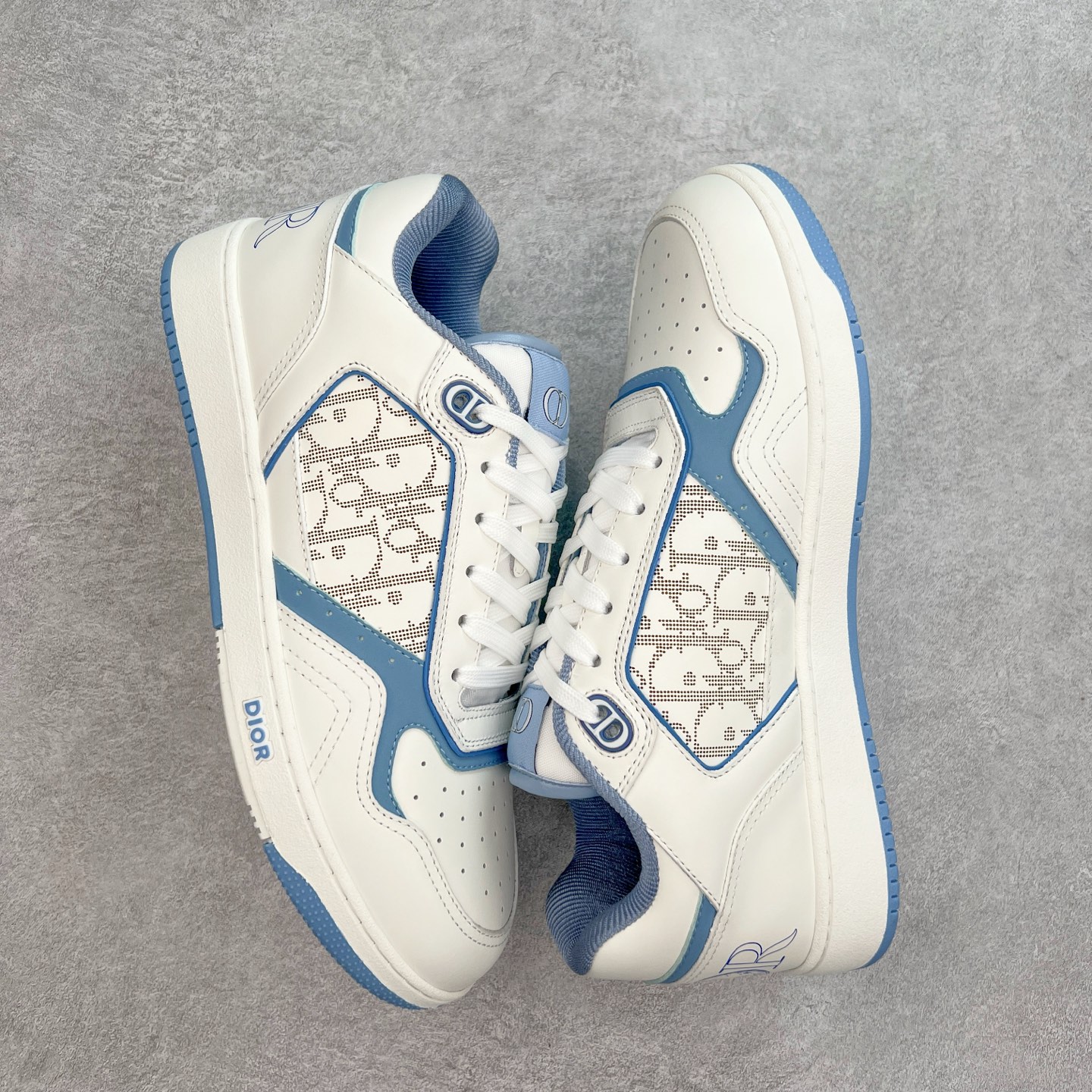 图片[3]-纯原 DIOR 迪奥 B27低帮 经典奢侈品休闲运动板鞋 东莞大厂生产 品质货真价实 代购级别 市面顶级版本 Oblique印花电秀 长时售卖 退换率超低这款B27运动鞋是DIOR的经典单品 和迪奥光滑牛皮革精心制作，侧面饰以米色和黑色提花Oblique印花镶边（激光冲孔）搭配CD lcon孔眼，双色橡胶鞋底，鞋舌和后跟处均饰以标志性细节，更显精致，时尚百搭，可为各种造型增光添彩 蓝色 奶油白色和迪奥灰光滑牛皮革 米色和黑色提花面料oblique印花 鞋底和鞋眼饰以DIOR标志 系带开合搭配CD·lcon孔眼网眼织物里料 双色橡胶外底 侧面缝线拼接结构 含防尘袋和一对鞋带 全套意大利正品包装 尺码 39 40 41 42 43 44 45 46-选品中心