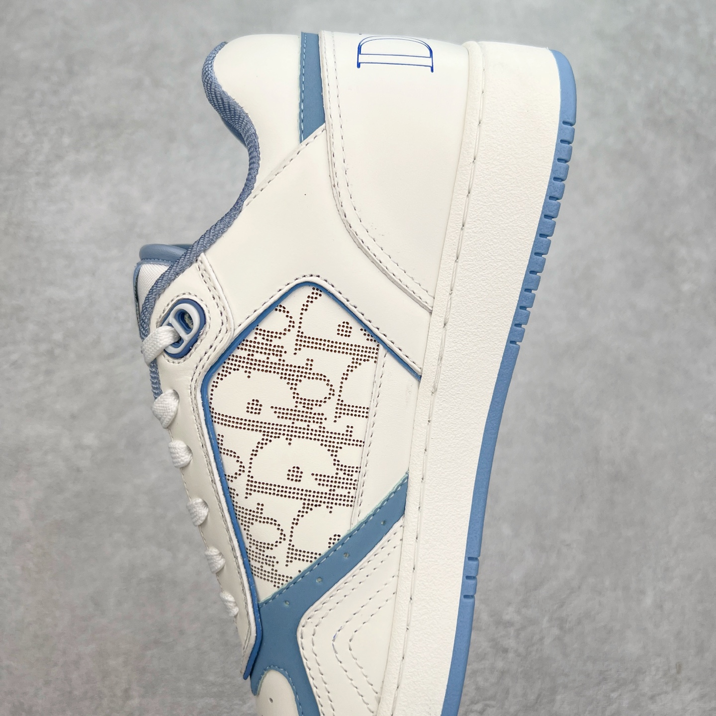 图片[7]-纯原 DIOR 迪奥 B27低帮 经典奢侈品休闲运动板鞋 东莞大厂生产 品质货真价实 代购级别 市面顶级版本 Oblique印花电秀 长时售卖 退换率超低这款B27运动鞋是DIOR的经典单品 和迪奥光滑牛皮革精心制作，侧面饰以米色和黑色提花Oblique印花镶边（激光冲孔）搭配CD lcon孔眼，双色橡胶鞋底，鞋舌和后跟处均饰以标志性细节，更显精致，时尚百搭，可为各种造型增光添彩 蓝色 奶油白色和迪奥灰光滑牛皮革 米色和黑色提花面料oblique印花 鞋底和鞋眼饰以DIOR标志 系带开合搭配CD·lcon孔眼网眼织物里料 双色橡胶外底 侧面缝线拼接结构 含防尘袋和一对鞋带 全套意大利正品包装 尺码 39 40 41 42 43 44 45 46-选品中心