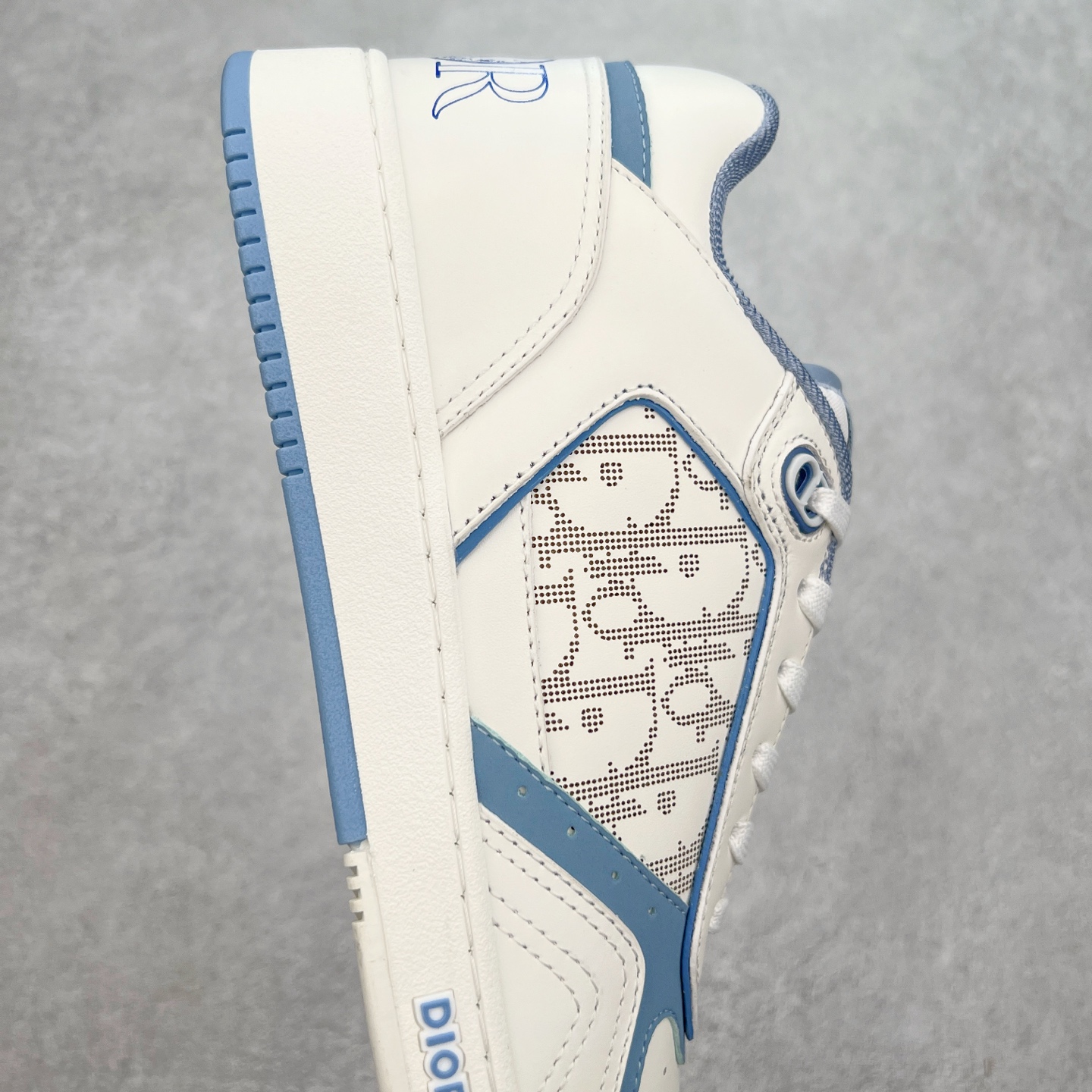 图片[6]-纯原 DIOR 迪奥 B27低帮 经典奢侈品休闲运动板鞋 东莞大厂生产 品质货真价实 代购级别 市面顶级版本 Oblique印花电秀 长时售卖 退换率超低这款B27运动鞋是DIOR的经典单品 和迪奥光滑牛皮革精心制作，侧面饰以米色和黑色提花Oblique印花镶边（激光冲孔）搭配CD lcon孔眼，双色橡胶鞋底，鞋舌和后跟处均饰以标志性细节，更显精致，时尚百搭，可为各种造型增光添彩 蓝色 奶油白色和迪奥灰光滑牛皮革 米色和黑色提花面料oblique印花 鞋底和鞋眼饰以DIOR标志 系带开合搭配CD·lcon孔眼网眼织物里料 双色橡胶外底 侧面缝线拼接结构 含防尘袋和一对鞋带 全套意大利正品包装 尺码 39 40 41 42 43 44 45 46-选品中心