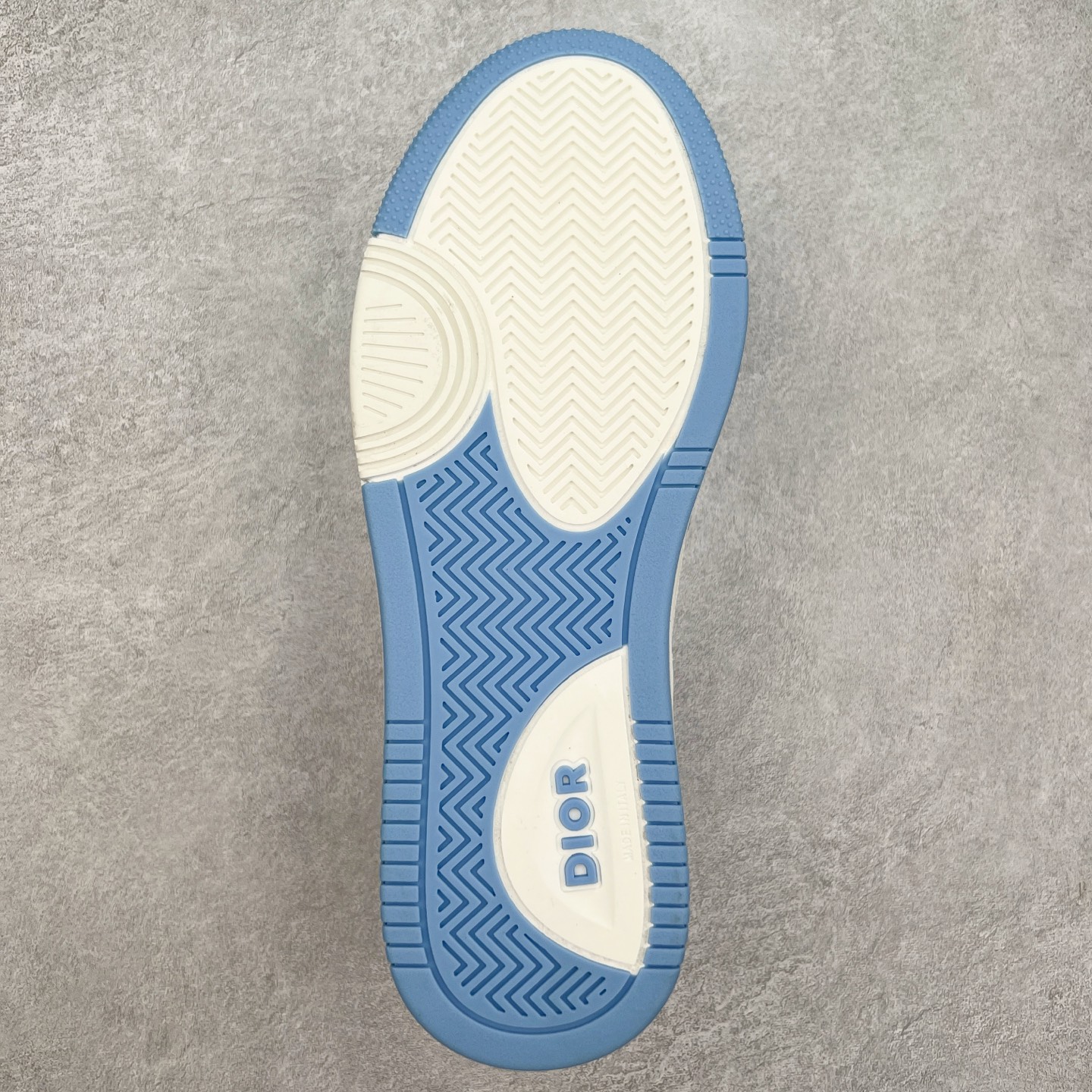 图片[9]-纯原 DIOR 迪奥 B27低帮 经典奢侈品休闲运动板鞋 东莞大厂生产 品质货真价实 代购级别 市面顶级版本 Oblique印花电秀 长时售卖 退换率超低这款B27运动鞋是DIOR的经典单品 和迪奥光滑牛皮革精心制作，侧面饰以米色和黑色提花Oblique印花镶边（激光冲孔）搭配CD lcon孔眼，双色橡胶鞋底，鞋舌和后跟处均饰以标志性细节，更显精致，时尚百搭，可为各种造型增光添彩 蓝色 奶油白色和迪奥灰光滑牛皮革 米色和黑色提花面料oblique印花 鞋底和鞋眼饰以DIOR标志 系带开合搭配CD·lcon孔眼网眼织物里料 双色橡胶外底 侧面缝线拼接结构 含防尘袋和一对鞋带 全套意大利正品包装 尺码 39 40 41 42 43 44 45 46-选品中心