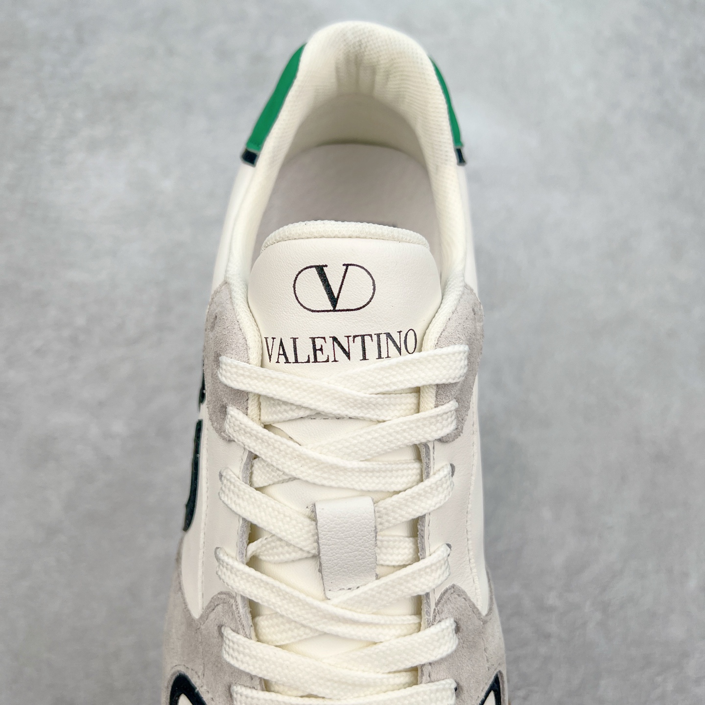 图片[5]-Valentino 华伦天奴 Rockstud untitled 厚底休闲小白鞋 明星同款 软羊皮低帮运动板鞋 经典百搭款绗缝格纹打造瞩目朋克风格 考究皮质构塑和简洁轮廓 流畅的线条奠定酷感基调 装饰质感橡胶效果 背面与鞋舌装饰 穿出了不一样的随性和时髦 阿那亚大秀可谓是刷爆了时尚圈 鞋面全油边 面料：定制牛皮+独家开模橡胶发泡大底 轻便防滑耐磨 脚感舒适 款式耐看做工精细 全套包装 尺码：39 40 41 42 43 44（皮鞋码）-选品中心