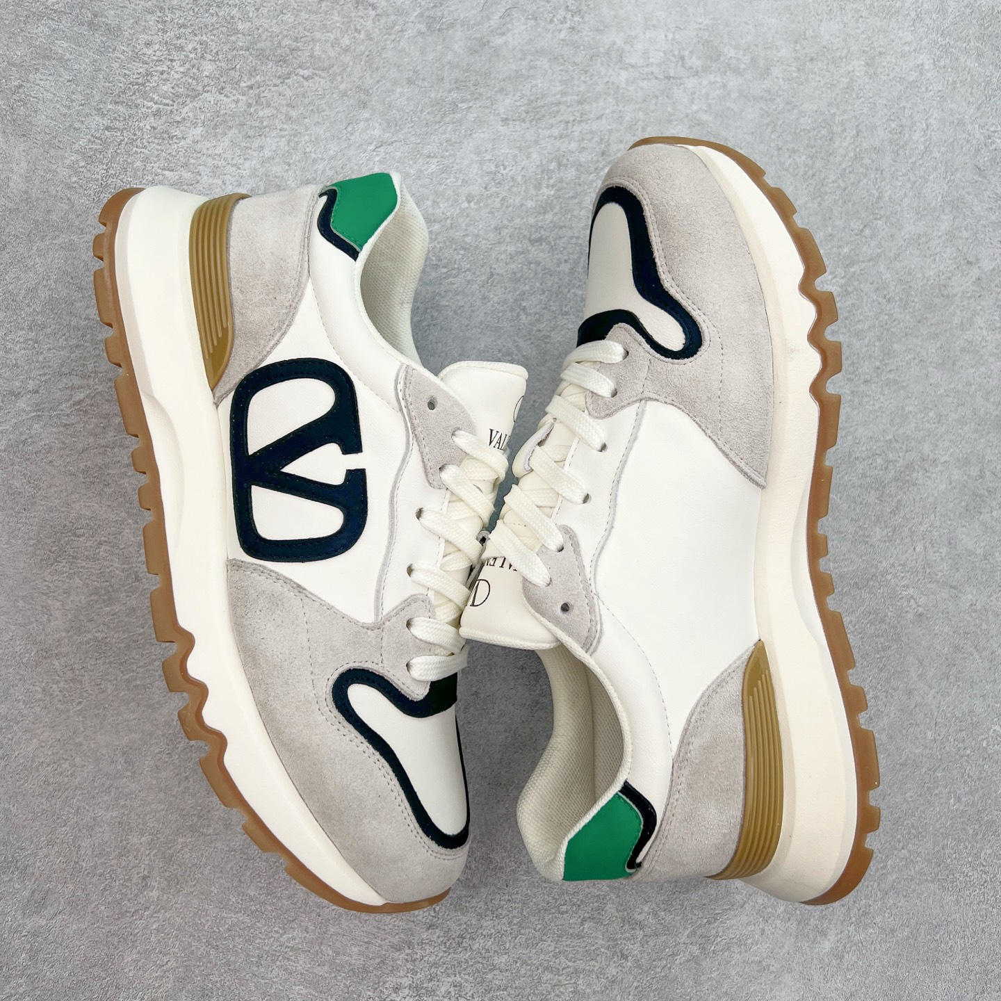 图片[3]-Valentino 华伦天奴 Rockstud untitled 厚底休闲小白鞋 明星同款 软羊皮低帮运动板鞋 经典百搭款绗缝格纹打造瞩目朋克风格 考究皮质构塑和简洁轮廓 流畅的线条奠定酷感基调 装饰质感橡胶效果 背面与鞋舌装饰 穿出了不一样的随性和时髦 阿那亚大秀可谓是刷爆了时尚圈 鞋面全油边 面料：定制牛皮+独家开模橡胶发泡大底 轻便防滑耐磨 脚感舒适 款式耐看做工精细 全套包装 尺码：39 40 41 42 43 44（皮鞋码）-选品中心