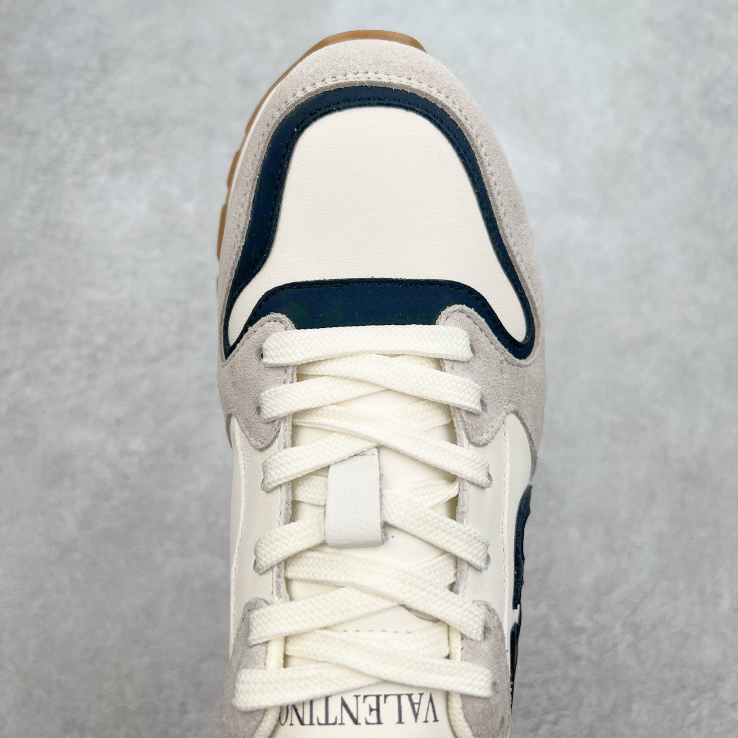 图片[4]-Valentino 华伦天奴 Rockstud untitled 厚底休闲小白鞋 明星同款 软羊皮低帮运动板鞋 经典百搭款绗缝格纹打造瞩目朋克风格 考究皮质构塑和简洁轮廓 流畅的线条奠定酷感基调 装饰质感橡胶效果 背面与鞋舌装饰 穿出了不一样的随性和时髦 阿那亚大秀可谓是刷爆了时尚圈 鞋面全油边 面料：定制牛皮+独家开模橡胶发泡大底 轻便防滑耐磨 脚感舒适 款式耐看做工精细 全套包装 尺码：39 40 41 42 43 44（皮鞋码）-选品中心