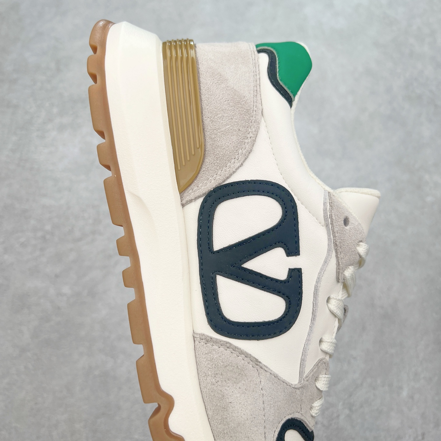 图片[6]-Valentino 华伦天奴 Rockstud untitled 厚底休闲小白鞋 明星同款 软羊皮低帮运动板鞋 经典百搭款绗缝格纹打造瞩目朋克风格 考究皮质构塑和简洁轮廓 流畅的线条奠定酷感基调 装饰质感橡胶效果 背面与鞋舌装饰 穿出了不一样的随性和时髦 阿那亚大秀可谓是刷爆了时尚圈 鞋面全油边 面料：定制牛皮+独家开模橡胶发泡大底 轻便防滑耐磨 脚感舒适 款式耐看做工精细 全套包装 尺码：39 40 41 42 43 44（皮鞋码）-选品中心