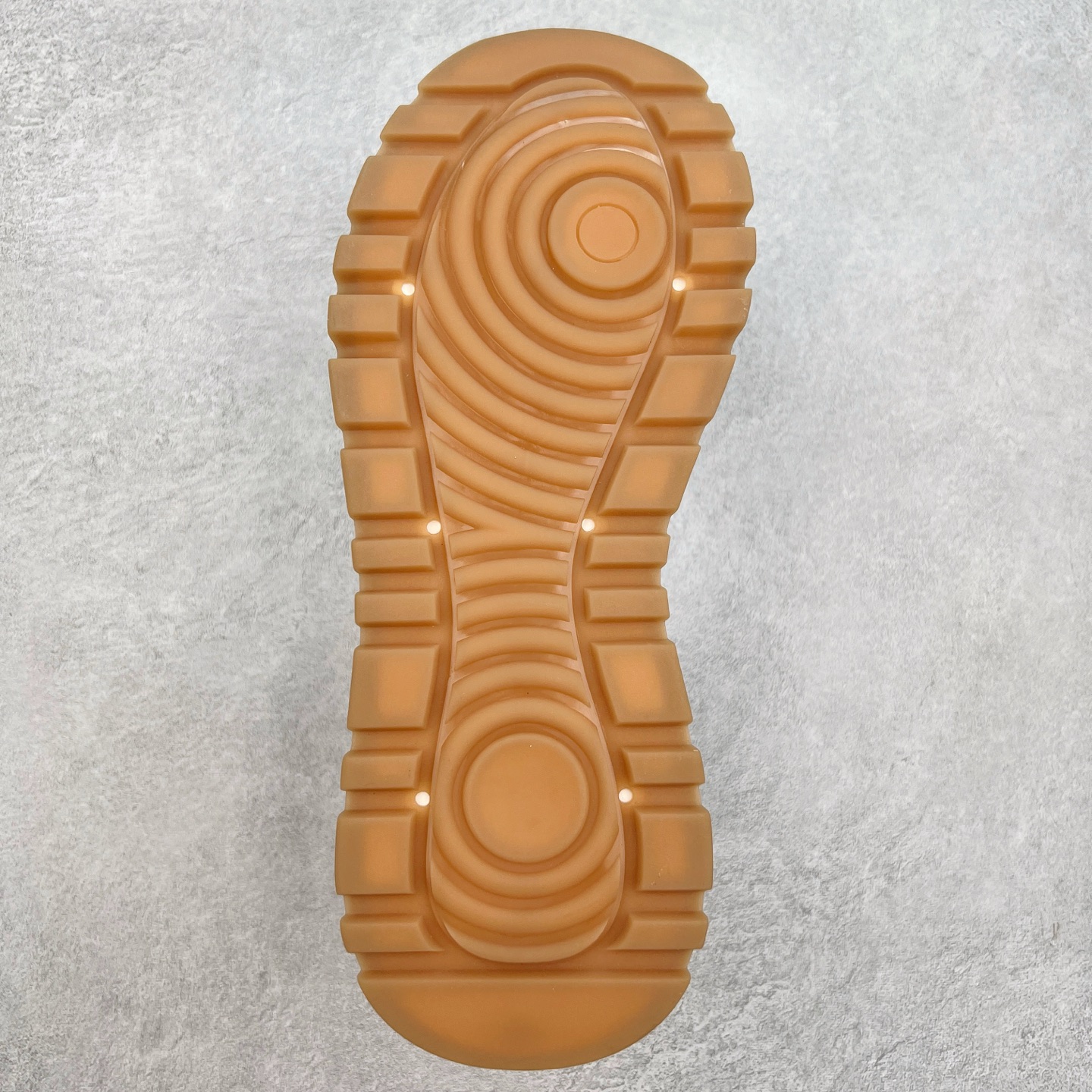 图片[9]-Valentino 华伦天奴 Rockstud untitled 厚底休闲小白鞋 明星同款 软羊皮低帮运动板鞋 经典百搭款绗缝格纹打造瞩目朋克风格 考究皮质构塑和简洁轮廓 流畅的线条奠定酷感基调 装饰质感橡胶效果 背面与鞋舌装饰 穿出了不一样的随性和时髦 阿那亚大秀可谓是刷爆了时尚圈 鞋面全油边 面料：定制牛皮+独家开模橡胶发泡大底 轻便防滑耐磨 脚感舒适 款式耐看做工精细 全套包装 尺码：39 40 41 42 43 44（皮鞋码）-选品中心