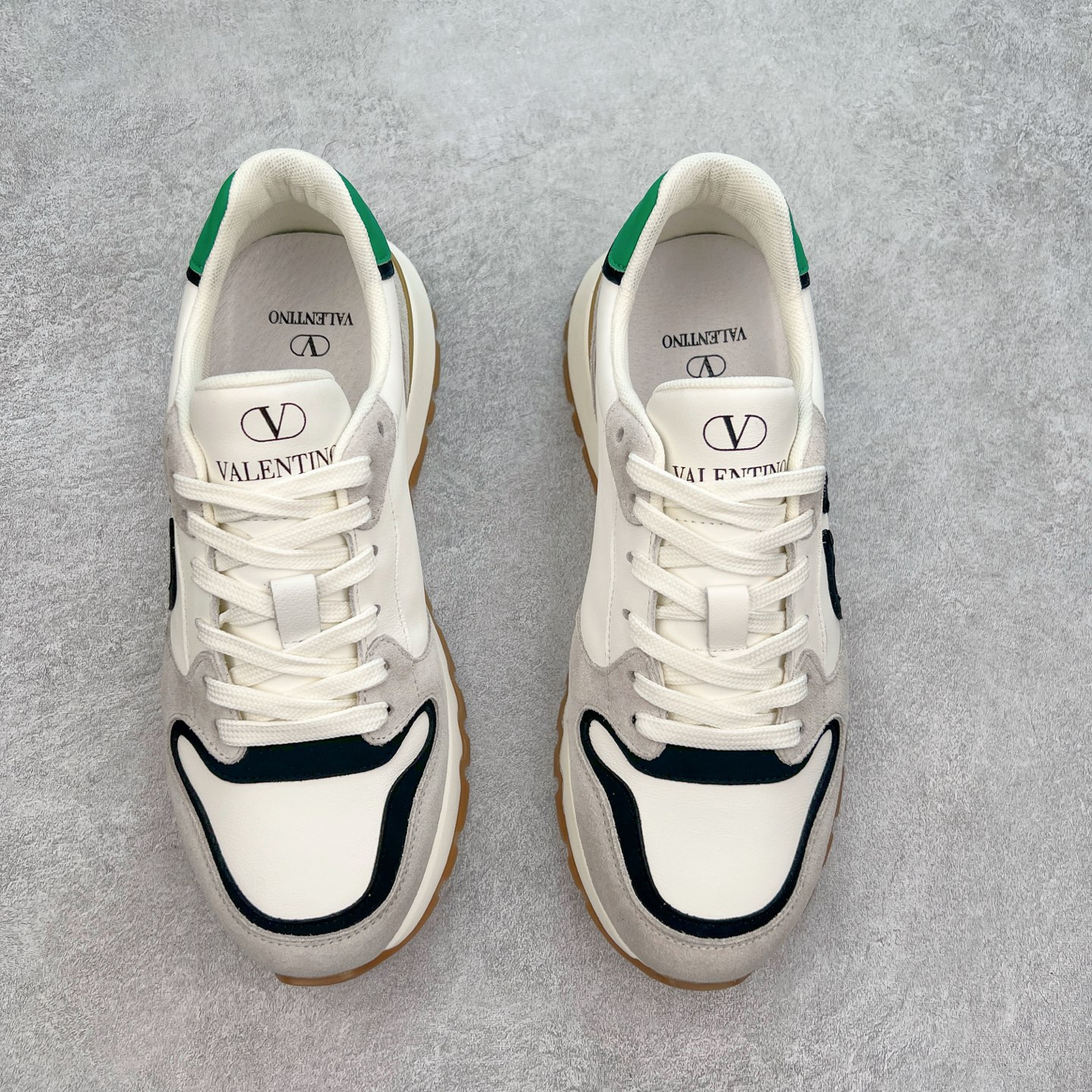 图片[2]-Valentino 华伦天奴 Rockstud untitled 厚底休闲小白鞋 明星同款 软羊皮低帮运动板鞋 经典百搭款绗缝格纹打造瞩目朋克风格 考究皮质构塑和简洁轮廓 流畅的线条奠定酷感基调 装饰质感橡胶效果 背面与鞋舌装饰 穿出了不一样的随性和时髦 阿那亚大秀可谓是刷爆了时尚圈 鞋面全油边 面料：定制牛皮+独家开模橡胶发泡大底 轻便防滑耐磨 脚感舒适 款式耐看做工精细 全套包装 尺码：39 40 41 42 43 44（皮鞋码）-选品中心