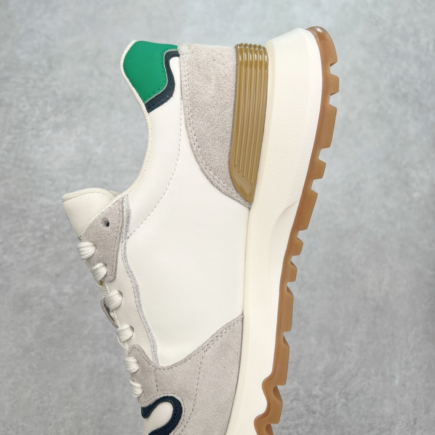 图片[7]-Valentino 华伦天奴 Rockstud untitled 厚底休闲小白鞋 明星同款 软羊皮低帮运动板鞋 经典百搭款绗缝格纹打造瞩目朋克风格 考究皮质构塑和简洁轮廓 流畅的线条奠定酷感基调 装饰质感橡胶效果 背面与鞋舌装饰 穿出了不一样的随性和时髦 阿那亚大秀可谓是刷爆了时尚圈 鞋面全油边 面料：定制牛皮+独家开模橡胶发泡大底 轻便防滑耐磨 脚感舒适 款式耐看做工精细 全套包装 尺码：39 40 41 42 43 44（皮鞋码）-选品中心