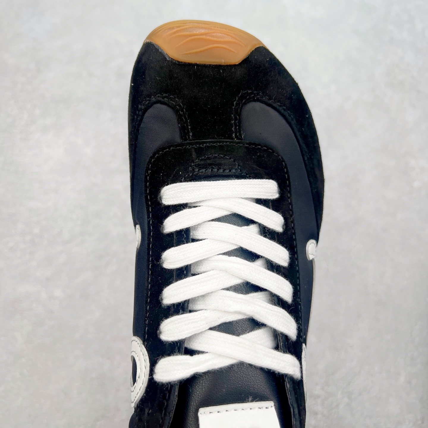 图片[4]-罗意威LOEWE 2025 | Ballet Runner2.0 新款芭蕾舞鞋 超级棒 不对称鞋头造型，作为LOEWE的标志性设计 超柔软，轻便且灵活的鞋底，新的波浪纹理橡胶外底，延伸至鞋头，升级的柔软皮革内衬和鞋床，提供最大舒适感，后跟有3D注塑橡胶徽标，真皮和皮料混搭彰显复古风格 内增高拼色德训鞋 阿甘鞋 小白鞋 拼色拼接鞋面 非常高级隐藏式小内增高 脚后跟设计新颖 柔软舒适 会被评为年度最舒适的暴走鞋 如履平地 原版细节 鞋面由进口麂皮 牛皮 原版布拼接 牛皮垫脚 原版定制磨具组合大底 原盒包装 内娱明星杨幂等众多同款上脚 小红书 一系列素材图 极具爆款。 尺码 35 36 37 38 39 40-选品中心