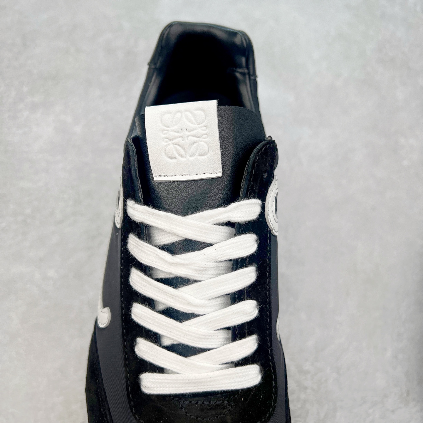 图片[5]-罗意威LOEWE 2025 | Ballet Runner2.0 新款芭蕾舞鞋 超级棒 不对称鞋头造型，作为LOEWE的标志性设计 超柔软，轻便且灵活的鞋底，新的波浪纹理橡胶外底，延伸至鞋头，升级的柔软皮革内衬和鞋床，提供最大舒适感，后跟有3D注塑橡胶徽标，真皮和皮料混搭彰显复古风格 内增高拼色德训鞋 阿甘鞋 小白鞋 拼色拼接鞋面 非常高级隐藏式小内增高 脚后跟设计新颖 柔软舒适 会被评为年度最舒适的暴走鞋 如履平地 原版细节 鞋面由进口麂皮 牛皮 原版布拼接 牛皮垫脚 原版定制磨具组合大底 原盒包装 内娱明星杨幂等众多同款上脚 小红书 一系列素材图 极具爆款。 尺码 35 36 37 38 39 40-选品中心