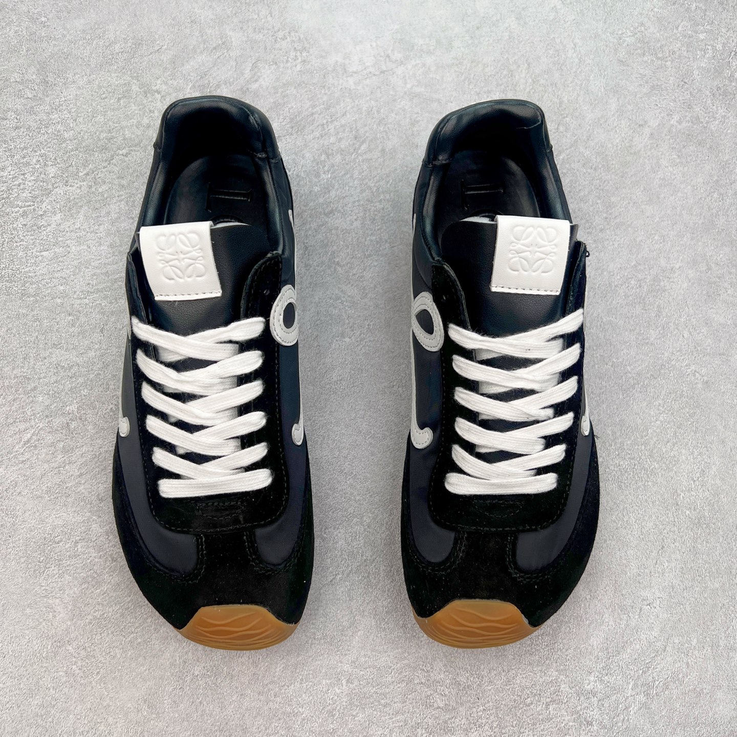 图片[2]-罗意威LOEWE 2025 | Ballet Runner2.0 新款芭蕾舞鞋 超级棒 不对称鞋头造型，作为LOEWE的标志性设计 超柔软，轻便且灵活的鞋底，新的波浪纹理橡胶外底，延伸至鞋头，升级的柔软皮革内衬和鞋床，提供最大舒适感，后跟有3D注塑橡胶徽标，真皮和皮料混搭彰显复古风格 内增高拼色德训鞋 阿甘鞋 小白鞋 拼色拼接鞋面 非常高级隐藏式小内增高 脚后跟设计新颖 柔软舒适 会被评为年度最舒适的暴走鞋 如履平地 原版细节 鞋面由进口麂皮 牛皮 原版布拼接 牛皮垫脚 原版定制磨具组合大底 原盒包装 内娱明星杨幂等众多同款上脚 小红书 一系列素材图 极具爆款。 尺码 35 36 37 38 39 40-选品中心