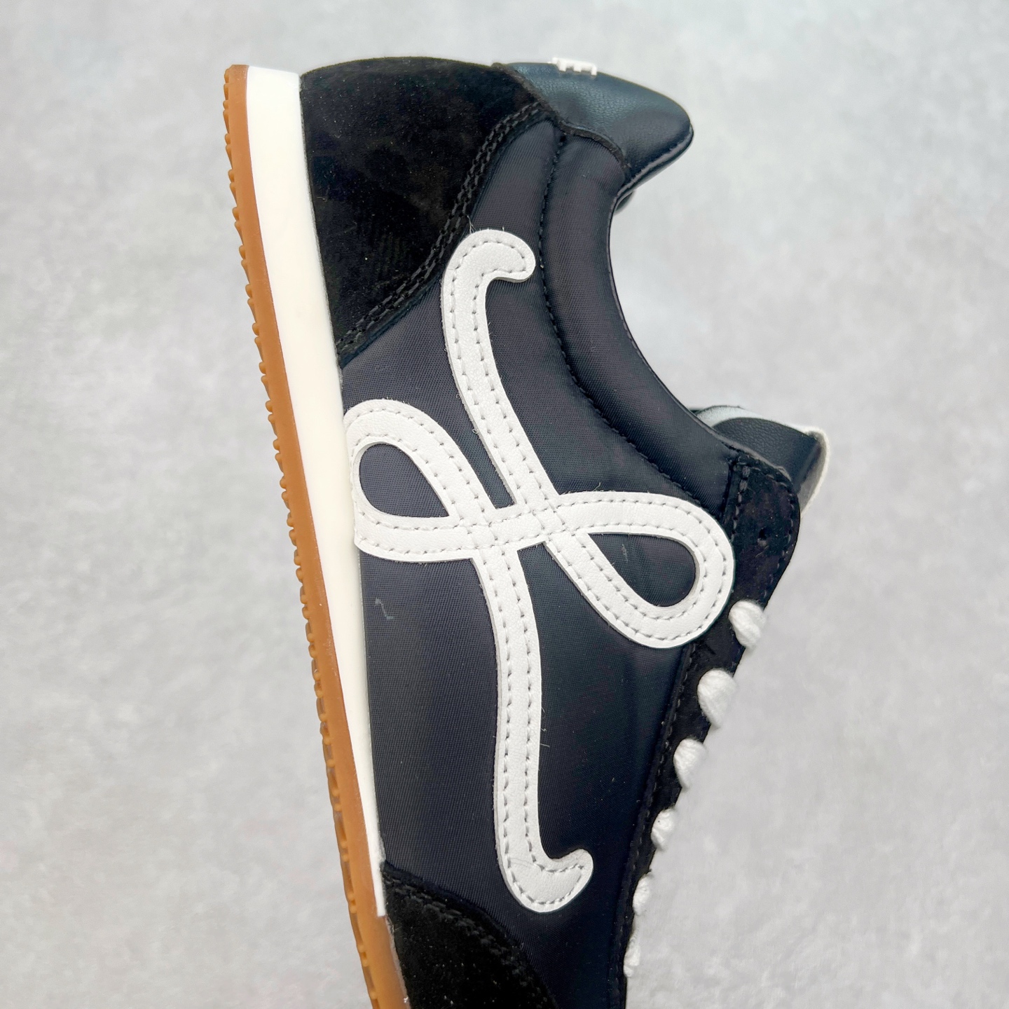 图片[6]-罗意威LOEWE 2025 | Ballet Runner2.0 新款芭蕾舞鞋 超级棒 不对称鞋头造型，作为LOEWE的标志性设计 超柔软，轻便且灵活的鞋底，新的波浪纹理橡胶外底，延伸至鞋头，升级的柔软皮革内衬和鞋床，提供最大舒适感，后跟有3D注塑橡胶徽标，真皮和皮料混搭彰显复古风格 内增高拼色德训鞋 阿甘鞋 小白鞋 拼色拼接鞋面 非常高级隐藏式小内增高 脚后跟设计新颖 柔软舒适 会被评为年度最舒适的暴走鞋 如履平地 原版细节 鞋面由进口麂皮 牛皮 原版布拼接 牛皮垫脚 原版定制磨具组合大底 原盒包装 内娱明星杨幂等众多同款上脚 小红书 一系列素材图 极具爆款。 尺码 35 36 37 38 39 40-选品中心