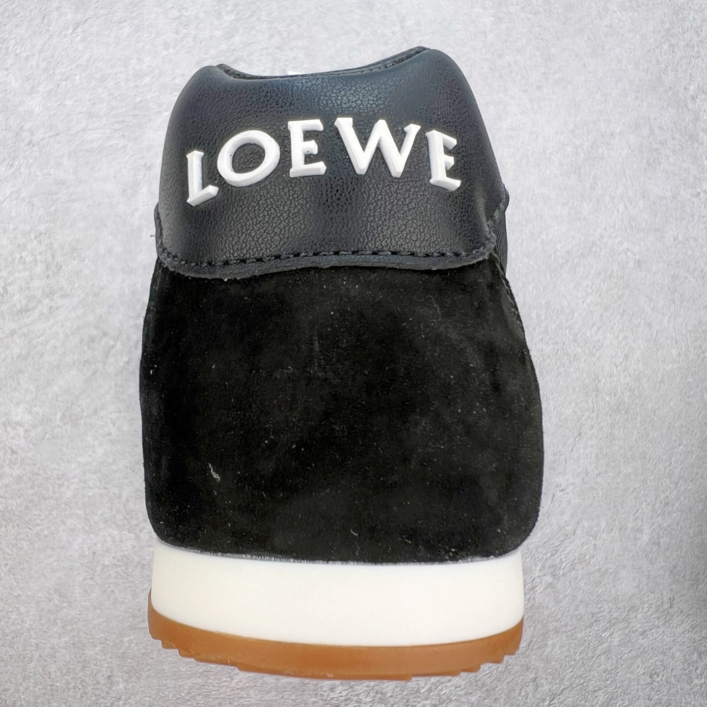 图片[8]-罗意威LOEWE 2025 | Ballet Runner2.0 新款芭蕾舞鞋 超级棒 不对称鞋头造型，作为LOEWE的标志性设计 超柔软，轻便且灵活的鞋底，新的波浪纹理橡胶外底，延伸至鞋头，升级的柔软皮革内衬和鞋床，提供最大舒适感，后跟有3D注塑橡胶徽标，真皮和皮料混搭彰显复古风格 内增高拼色德训鞋 阿甘鞋 小白鞋 拼色拼接鞋面 非常高级隐藏式小内增高 脚后跟设计新颖 柔软舒适 会被评为年度最舒适的暴走鞋 如履平地 原版细节 鞋面由进口麂皮 牛皮 原版布拼接 牛皮垫脚 原版定制磨具组合大底 原盒包装 内娱明星杨幂等众多同款上脚 小红书 一系列素材图 极具爆款。 尺码 35 36 37 38 39 40-选品中心