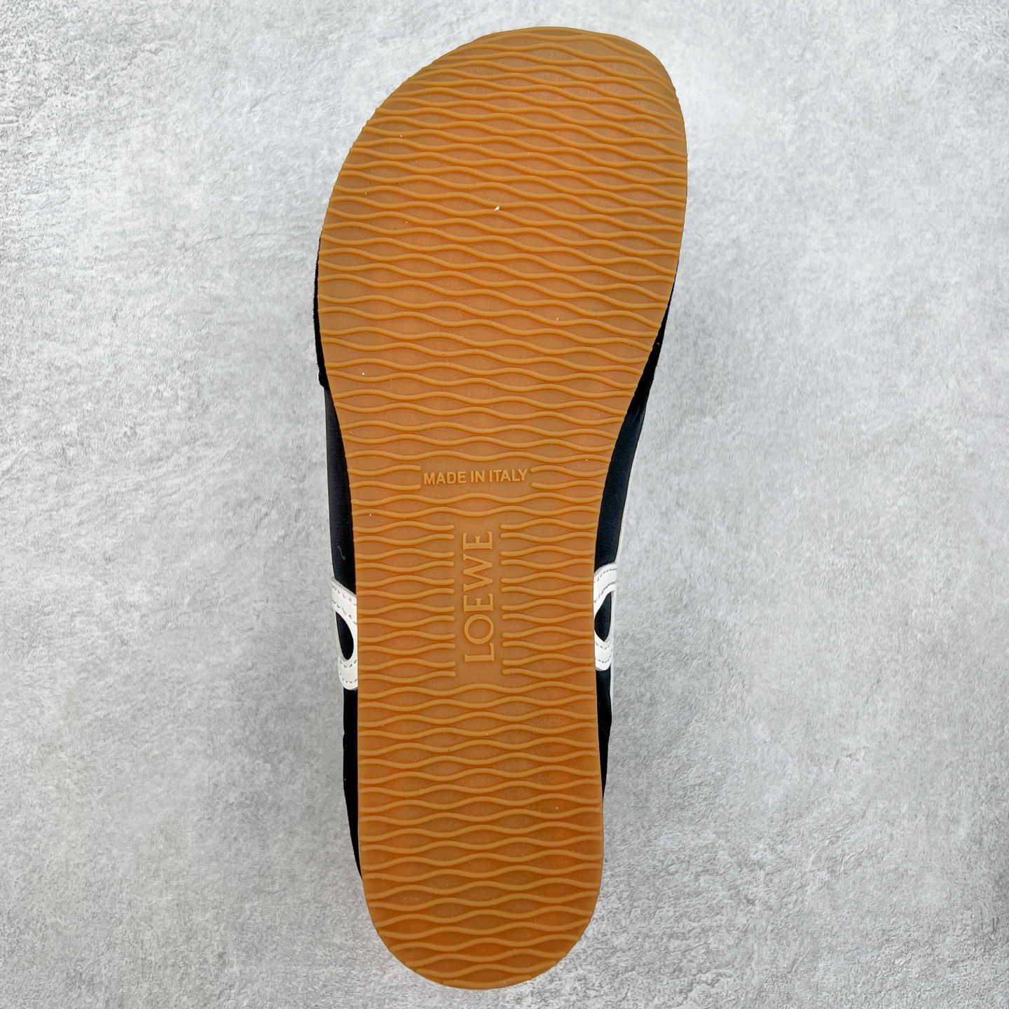 图片[9]-罗意威LOEWE 2025 | Ballet Runner2.0 新款芭蕾舞鞋 超级棒 不对称鞋头造型，作为LOEWE的标志性设计 超柔软，轻便且灵活的鞋底，新的波浪纹理橡胶外底，延伸至鞋头，升级的柔软皮革内衬和鞋床，提供最大舒适感，后跟有3D注塑橡胶徽标，真皮和皮料混搭彰显复古风格 内增高拼色德训鞋 阿甘鞋 小白鞋 拼色拼接鞋面 非常高级隐藏式小内增高 脚后跟设计新颖 柔软舒适 会被评为年度最舒适的暴走鞋 如履平地 原版细节 鞋面由进口麂皮 牛皮 原版布拼接 牛皮垫脚 原版定制磨具组合大底 原盒包装 内娱明星杨幂等众多同款上脚 小红书 一系列素材图 极具爆款。 尺码 35 36 37 38 39 40-选品中心