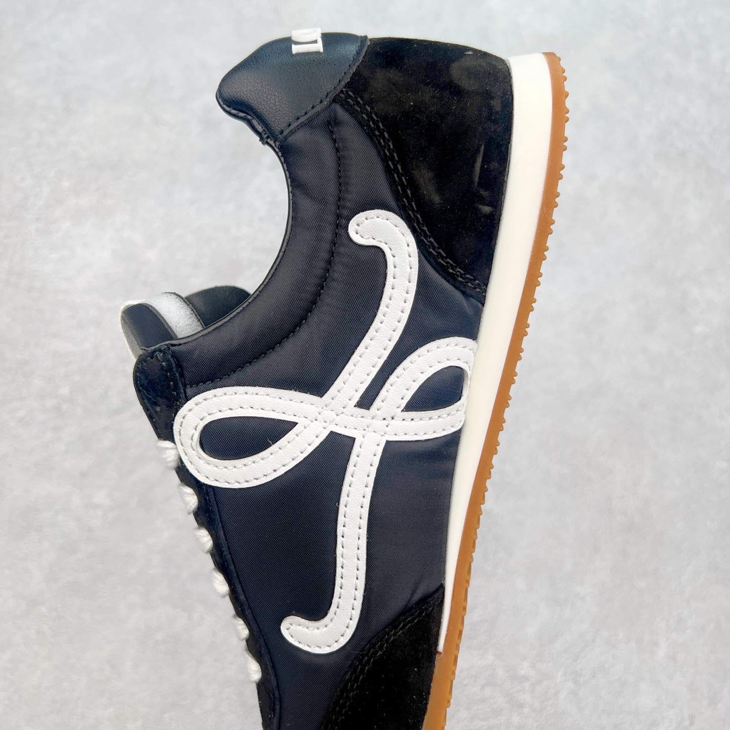 图片[7]-罗意威LOEWE 2025 | Ballet Runner2.0 新款芭蕾舞鞋 超级棒 不对称鞋头造型，作为LOEWE的标志性设计 超柔软，轻便且灵活的鞋底，新的波浪纹理橡胶外底，延伸至鞋头，升级的柔软皮革内衬和鞋床，提供最大舒适感，后跟有3D注塑橡胶徽标，真皮和皮料混搭彰显复古风格 内增高拼色德训鞋 阿甘鞋 小白鞋 拼色拼接鞋面 非常高级隐藏式小内增高 脚后跟设计新颖 柔软舒适 会被评为年度最舒适的暴走鞋 如履平地 原版细节 鞋面由进口麂皮 牛皮 原版布拼接 牛皮垫脚 原版定制磨具组合大底 原盒包装 内娱明星杨幂等众多同款上脚 小红书 一系列素材图 极具爆款。 尺码 35 36 37 38 39 40-选品中心