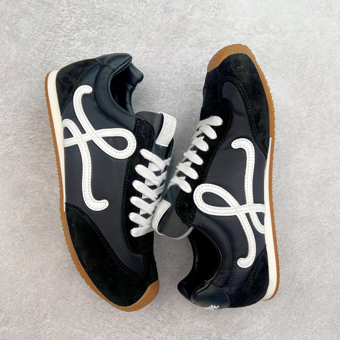 图片[3]-罗意威LOEWE 2025 | Ballet Runner2.0 新款芭蕾舞鞋 超级棒 不对称鞋头造型，作为LOEWE的标志性设计 超柔软，轻便且灵活的鞋底，新的波浪纹理橡胶外底，延伸至鞋头，升级的柔软皮革内衬和鞋床，提供最大舒适感，后跟有3D注塑橡胶徽标，真皮和皮料混搭彰显复古风格 内增高拼色德训鞋 阿甘鞋 小白鞋 拼色拼接鞋面 非常高级隐藏式小内增高 脚后跟设计新颖 柔软舒适 会被评为年度最舒适的暴走鞋 如履平地 原版细节 鞋面由进口麂皮 牛皮 原版布拼接 牛皮垫脚 原版定制磨具组合大底 原盒包装 内娱明星杨幂等众多同款上脚 小红书 一系列素材图 极具爆款。 尺码 35 36 37 38 39 40-选品中心