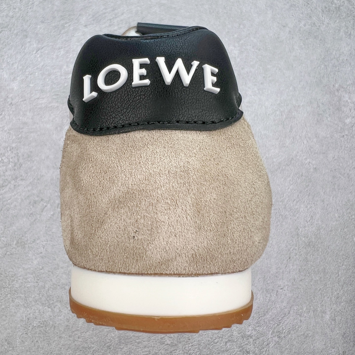 图片[8]-罗意威LOEWE 2025 | Ballet Runner2.0 新款芭蕾舞鞋 超级棒 不对称鞋头造型，作为LOEWE的标志性设计 超柔软，轻便且灵活的鞋底，新的波浪纹理橡胶外底，延伸至鞋头，升级的柔软皮革内衬和鞋床，提供最大舒适感，后跟有3D注塑橡胶徽标，真皮和皮料混搭彰显复古风格 内增高拼色德训鞋 阿甘鞋 小白鞋 拼色拼接鞋面 非常高级隐藏式小内增高 脚后跟设计新颖 柔软舒适 会被评为年度最舒适的暴走鞋 如履平地 原版细节 鞋面由进口麂皮 牛皮 原版布拼接 牛皮垫脚 原版定制磨具组合大底 原盒包装 内娱明星杨幂等众多同款上脚 小红书 一系列素材图 极具爆款。 尺码 35 36 37 38 39 40-选品中心