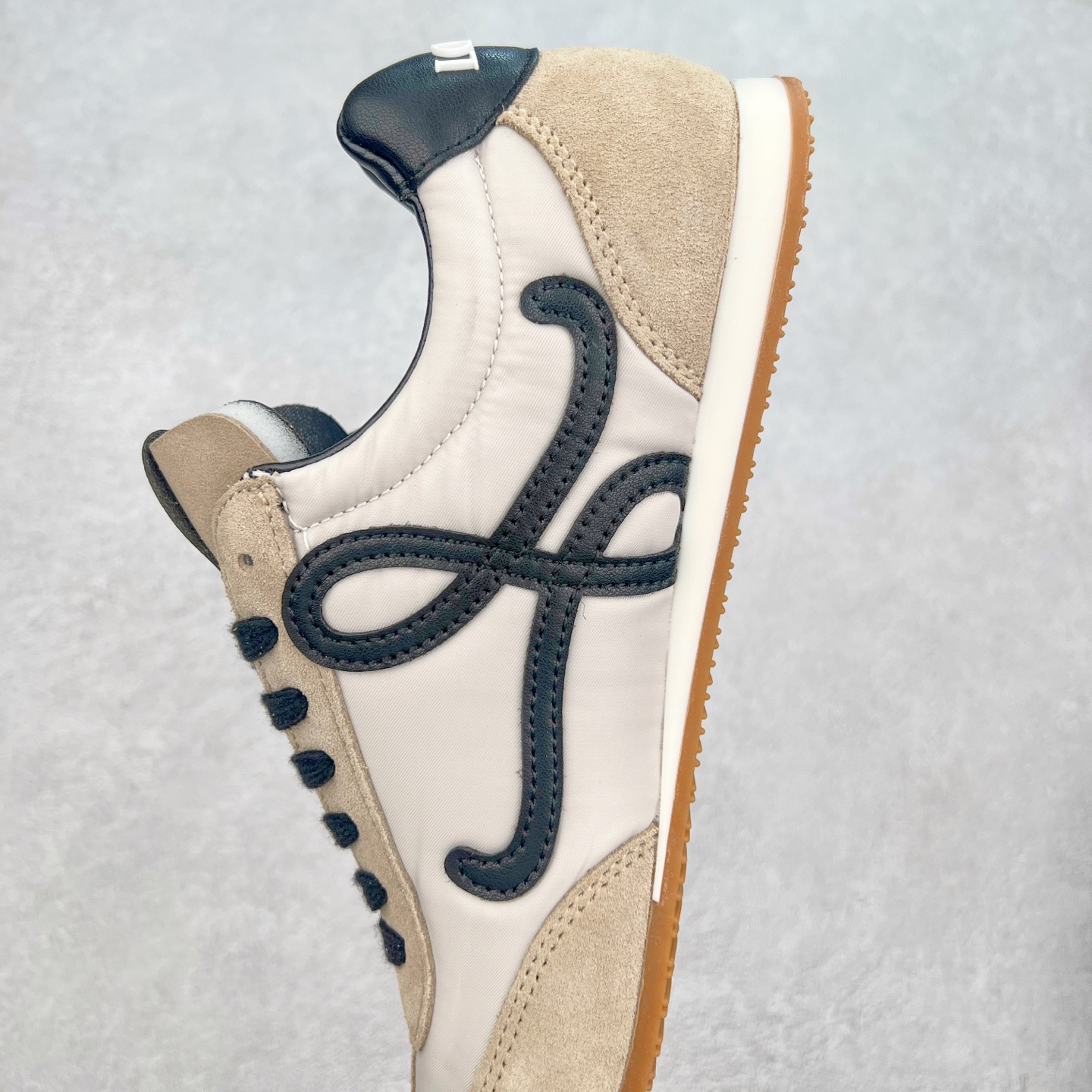 图片[7]-罗意威LOEWE 2025 | Ballet Runner2.0 新款芭蕾舞鞋 超级棒 不对称鞋头造型，作为LOEWE的标志性设计 超柔软，轻便且灵活的鞋底，新的波浪纹理橡胶外底，延伸至鞋头，升级的柔软皮革内衬和鞋床，提供最大舒适感，后跟有3D注塑橡胶徽标，真皮和皮料混搭彰显复古风格 内增高拼色德训鞋 阿甘鞋 小白鞋 拼色拼接鞋面 非常高级隐藏式小内增高 脚后跟设计新颖 柔软舒适 会被评为年度最舒适的暴走鞋 如履平地 原版细节 鞋面由进口麂皮 牛皮 原版布拼接 牛皮垫脚 原版定制磨具组合大底 原盒包装 内娱明星杨幂等众多同款上脚 小红书 一系列素材图 极具爆款。 尺码 35 36 37 38 39 40-选品中心