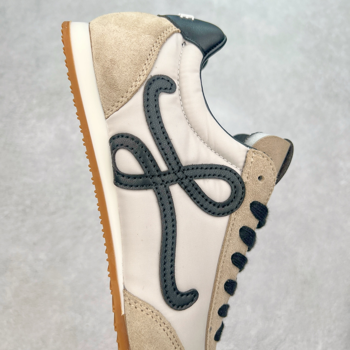 图片[6]-罗意威LOEWE 2025 | Ballet Runner2.0 新款芭蕾舞鞋 超级棒 不对称鞋头造型，作为LOEWE的标志性设计 超柔软，轻便且灵活的鞋底，新的波浪纹理橡胶外底，延伸至鞋头，升级的柔软皮革内衬和鞋床，提供最大舒适感，后跟有3D注塑橡胶徽标，真皮和皮料混搭彰显复古风格 内增高拼色德训鞋 阿甘鞋 小白鞋 拼色拼接鞋面 非常高级隐藏式小内增高 脚后跟设计新颖 柔软舒适 会被评为年度最舒适的暴走鞋 如履平地 原版细节 鞋面由进口麂皮 牛皮 原版布拼接 牛皮垫脚 原版定制磨具组合大底 原盒包装 内娱明星杨幂等众多同款上脚 小红书 一系列素材图 极具爆款。 尺码 35 36 37 38 39 40-选品中心