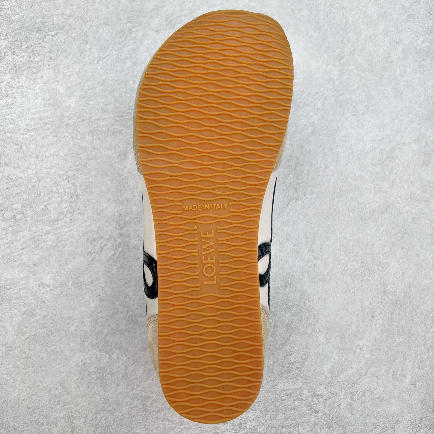 图片[9]-罗意威LOEWE 2025 | Ballet Runner2.0 新款芭蕾舞鞋 超级棒 不对称鞋头造型，作为LOEWE的标志性设计 超柔软，轻便且灵活的鞋底，新的波浪纹理橡胶外底，延伸至鞋头，升级的柔软皮革内衬和鞋床，提供最大舒适感，后跟有3D注塑橡胶徽标，真皮和皮料混搭彰显复古风格 内增高拼色德训鞋 阿甘鞋 小白鞋 拼色拼接鞋面 非常高级隐藏式小内增高 脚后跟设计新颖 柔软舒适 会被评为年度最舒适的暴走鞋 如履平地 原版细节 鞋面由进口麂皮 牛皮 原版布拼接 牛皮垫脚 原版定制磨具组合大底 原盒包装 内娱明星杨幂等众多同款上脚 小红书 一系列素材图 极具爆款。 尺码 35 36 37 38 39 40-选品中心