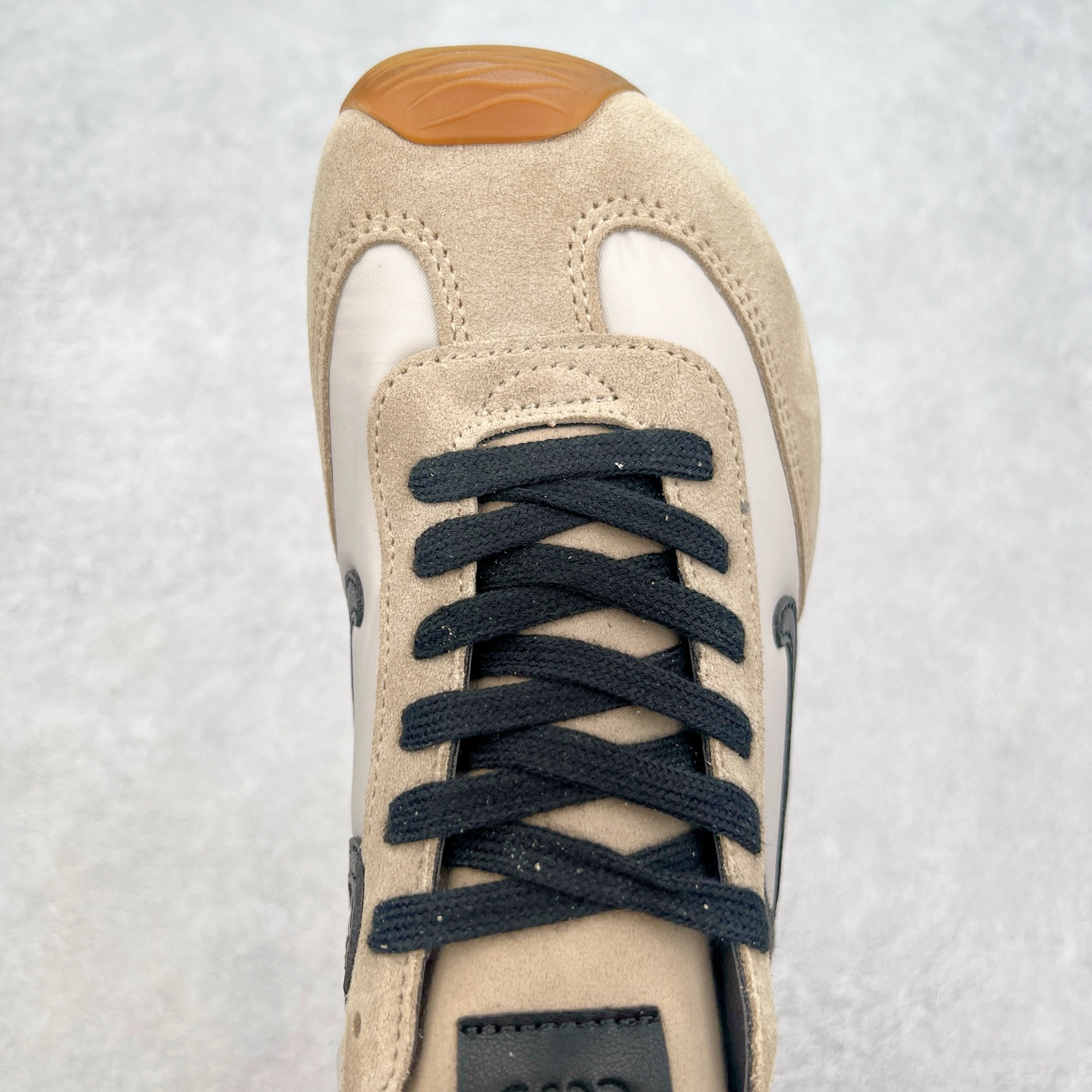 图片[4]-罗意威LOEWE 2025 | Ballet Runner2.0 新款芭蕾舞鞋 超级棒 不对称鞋头造型，作为LOEWE的标志性设计 超柔软，轻便且灵活的鞋底，新的波浪纹理橡胶外底，延伸至鞋头，升级的柔软皮革内衬和鞋床，提供最大舒适感，后跟有3D注塑橡胶徽标，真皮和皮料混搭彰显复古风格 内增高拼色德训鞋 阿甘鞋 小白鞋 拼色拼接鞋面 非常高级隐藏式小内增高 脚后跟设计新颖 柔软舒适 会被评为年度最舒适的暴走鞋 如履平地 原版细节 鞋面由进口麂皮 牛皮 原版布拼接 牛皮垫脚 原版定制磨具组合大底 原盒包装 内娱明星杨幂等众多同款上脚 小红书 一系列素材图 极具爆款。 尺码 35 36 37 38 39 40-选品中心