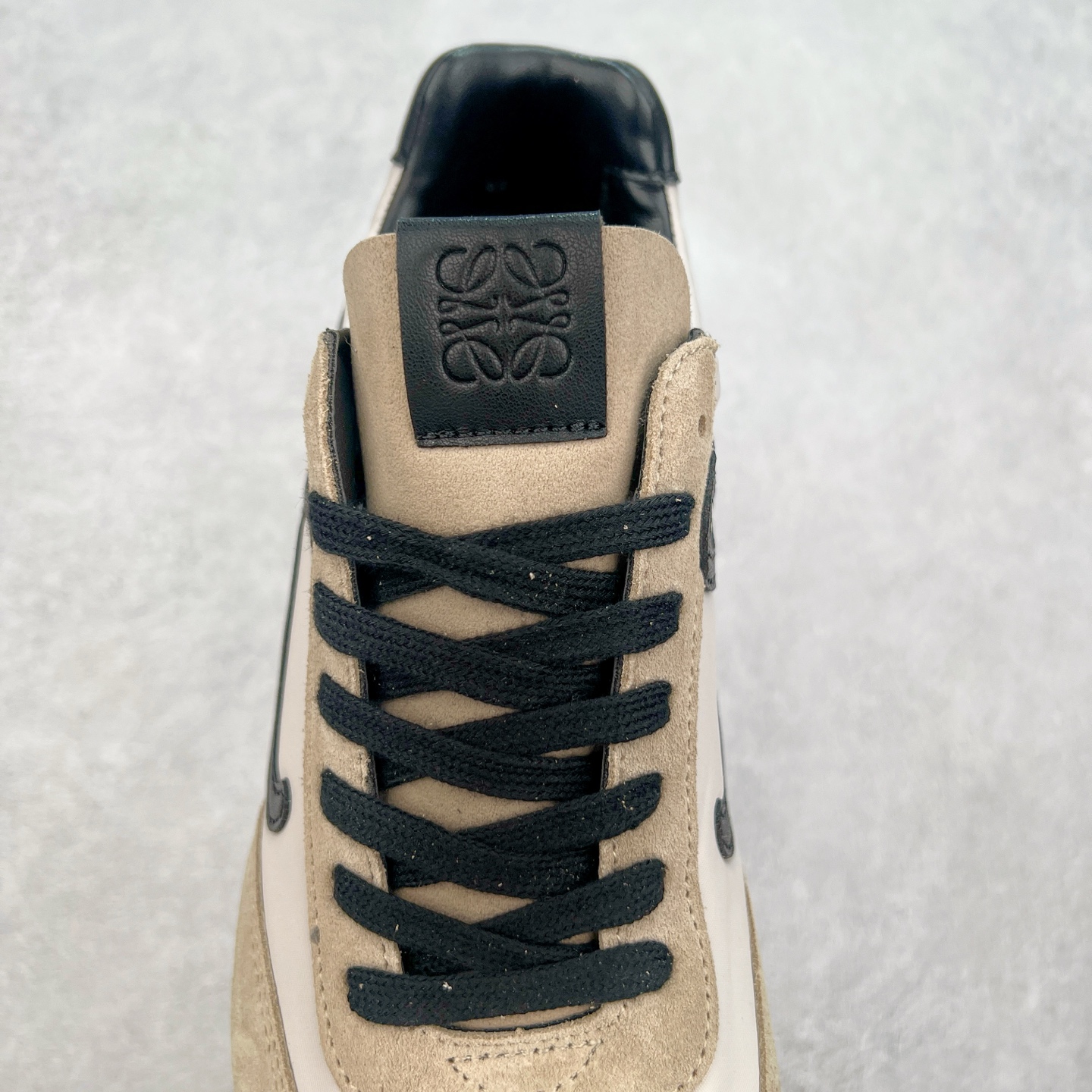 图片[5]-罗意威LOEWE 2025 | Ballet Runner2.0 新款芭蕾舞鞋 超级棒 不对称鞋头造型，作为LOEWE的标志性设计 超柔软，轻便且灵活的鞋底，新的波浪纹理橡胶外底，延伸至鞋头，升级的柔软皮革内衬和鞋床，提供最大舒适感，后跟有3D注塑橡胶徽标，真皮和皮料混搭彰显复古风格 内增高拼色德训鞋 阿甘鞋 小白鞋 拼色拼接鞋面 非常高级隐藏式小内增高 脚后跟设计新颖 柔软舒适 会被评为年度最舒适的暴走鞋 如履平地 原版细节 鞋面由进口麂皮 牛皮 原版布拼接 牛皮垫脚 原版定制磨具组合大底 原盒包装 内娱明星杨幂等众多同款上脚 小红书 一系列素材图 极具爆款。 尺码 35 36 37 38 39 40-选品中心