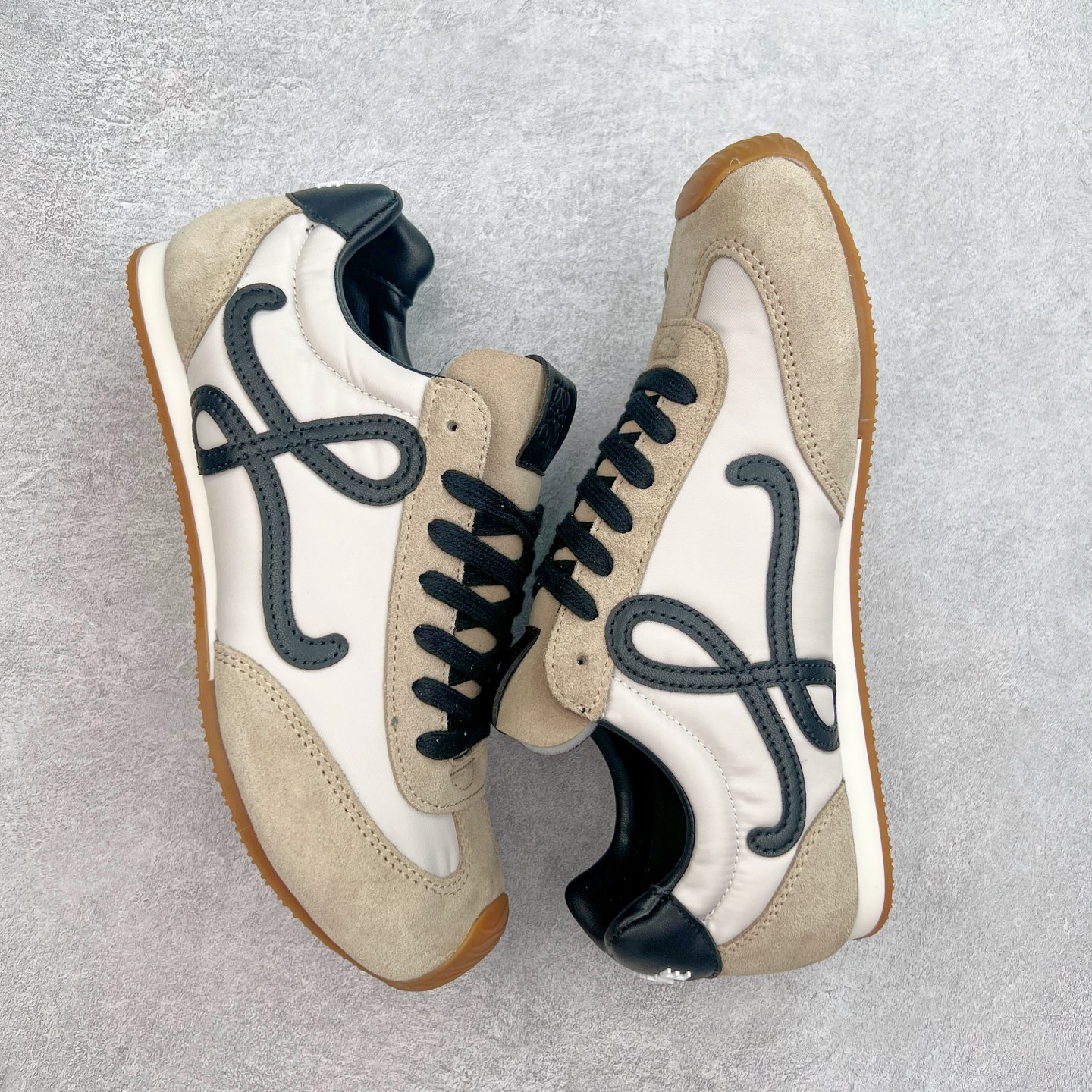 图片[3]-罗意威LOEWE 2025 | Ballet Runner2.0 新款芭蕾舞鞋 超级棒 不对称鞋头造型，作为LOEWE的标志性设计 超柔软，轻便且灵活的鞋底，新的波浪纹理橡胶外底，延伸至鞋头，升级的柔软皮革内衬和鞋床，提供最大舒适感，后跟有3D注塑橡胶徽标，真皮和皮料混搭彰显复古风格 内增高拼色德训鞋 阿甘鞋 小白鞋 拼色拼接鞋面 非常高级隐藏式小内增高 脚后跟设计新颖 柔软舒适 会被评为年度最舒适的暴走鞋 如履平地 原版细节 鞋面由进口麂皮 牛皮 原版布拼接 牛皮垫脚 原版定制磨具组合大底 原盒包装 内娱明星杨幂等众多同款上脚 小红书 一系列素材图 极具爆款。 尺码 35 36 37 38 39 40-选品中心