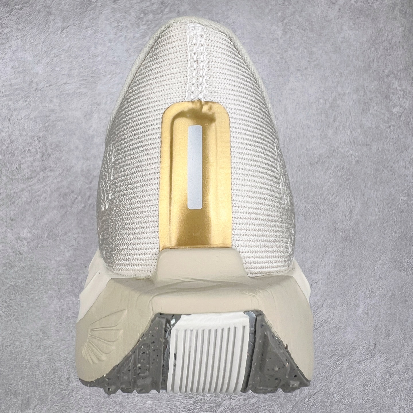 图片[8]-NK Zoom Pegasus Plus 超级飞马涡轮增压马拉松慢跑鞋 FQ7262 在设计上延续了原版鞋款的经典风格，向 Pegasus Turbo 致敬。鞋面采用 Flyknit 材质，巧妙地在不同区域实现紧密与松散的编织结合。标志性的尼龙中部条纹与原版 Turbo 设计呼应。原有的 Flywire 被内部毡织带替代。鞋领的衬垫和鞋跟支撑则为鞋面增添了完善的细节。与以往的 Turbo 型号采用双层泡沫不同，Pegasus Plus 使用了一体式 ZoomX 中底。鞋跟厚度为 35 毫米，前掌为 25 毫米，形成 10 毫米的落差，外底覆盖了大量橡胶，而 ZoomX 外露的部分也十分显眼。尺码：36 36.5 37.5 38 38.5 39 40 40.5 41 42 42.5 43 44 44.5 45-选品中心