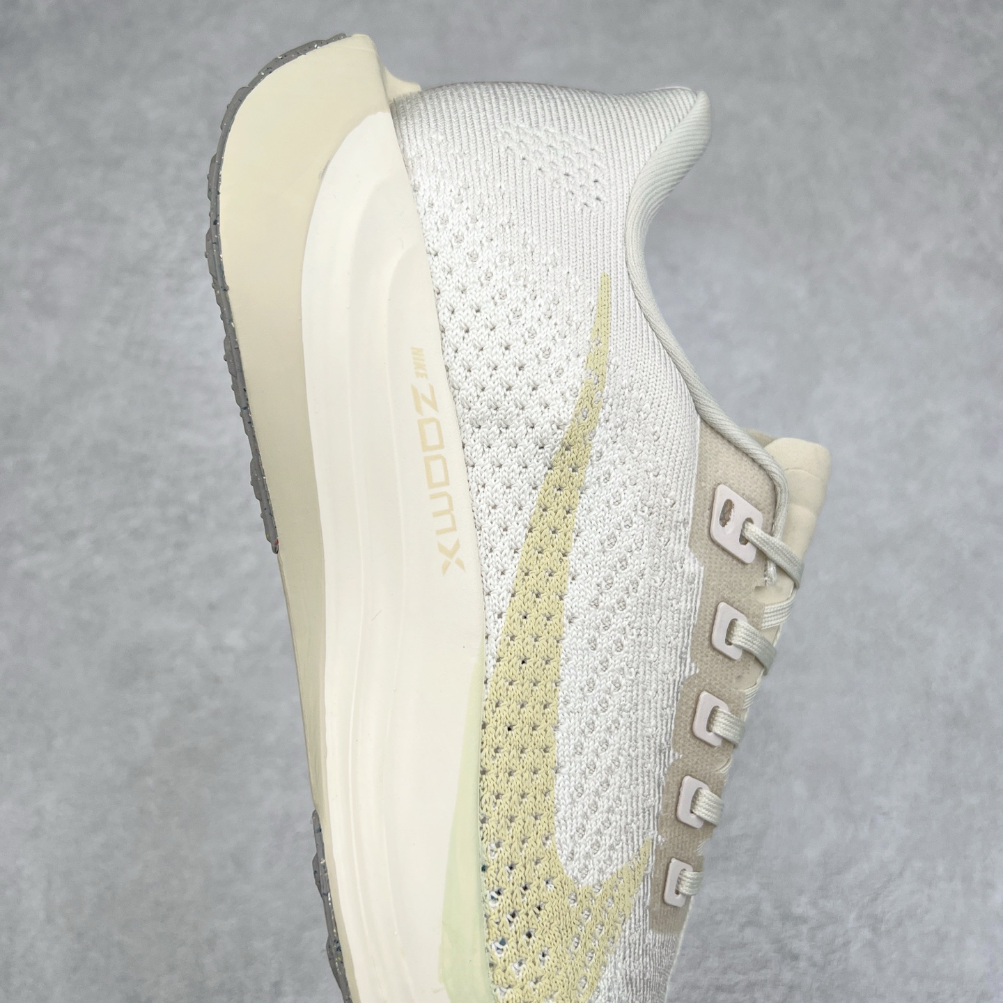 图片[6]-NK Zoom Pegasus Plus 超级飞马涡轮增压马拉松慢跑鞋 FQ7262 在设计上延续了原版鞋款的经典风格，向 Pegasus Turbo 致敬。鞋面采用 Flyknit 材质，巧妙地在不同区域实现紧密与松散的编织结合。标志性的尼龙中部条纹与原版 Turbo 设计呼应。原有的 Flywire 被内部毡织带替代。鞋领的衬垫和鞋跟支撑则为鞋面增添了完善的细节。与以往的 Turbo 型号采用双层泡沫不同，Pegasus Plus 使用了一体式 ZoomX 中底。鞋跟厚度为 35 毫米，前掌为 25 毫米，形成 10 毫米的落差，外底覆盖了大量橡胶，而 ZoomX 外露的部分也十分显眼。尺码：36 36.5 37.5 38 38.5 39 40 40.5 41 42 42.5 43 44 44.5 45-选品中心