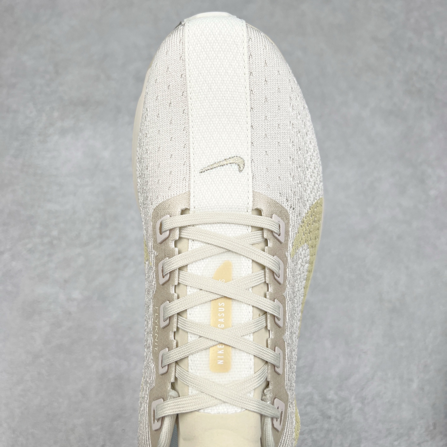 图片[4]-NK Zoom Pegasus Plus 超级飞马涡轮增压马拉松慢跑鞋 FQ7262 在设计上延续了原版鞋款的经典风格，向 Pegasus Turbo 致敬。鞋面采用 Flyknit 材质，巧妙地在不同区域实现紧密与松散的编织结合。标志性的尼龙中部条纹与原版 Turbo 设计呼应。原有的 Flywire 被内部毡织带替代。鞋领的衬垫和鞋跟支撑则为鞋面增添了完善的细节。与以往的 Turbo 型号采用双层泡沫不同，Pegasus Plus 使用了一体式 ZoomX 中底。鞋跟厚度为 35 毫米，前掌为 25 毫米，形成 10 毫米的落差，外底覆盖了大量橡胶，而 ZoomX 外露的部分也十分显眼。尺码：36 36.5 37.5 38 38.5 39 40 40.5 41 42 42.5 43 44 44.5 45-选品中心