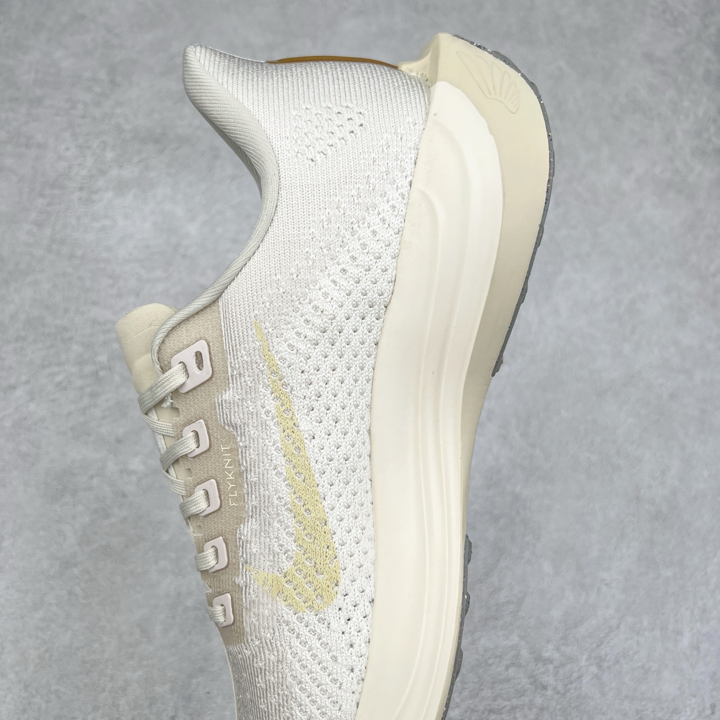 图片[7]-NK Zoom Pegasus Plus 超级飞马涡轮增压马拉松慢跑鞋 FQ7262 在设计上延续了原版鞋款的经典风格，向 Pegasus Turbo 致敬。鞋面采用 Flyknit 材质，巧妙地在不同区域实现紧密与松散的编织结合。标志性的尼龙中部条纹与原版 Turbo 设计呼应。原有的 Flywire 被内部毡织带替代。鞋领的衬垫和鞋跟支撑则为鞋面增添了完善的细节。与以往的 Turbo 型号采用双层泡沫不同，Pegasus Plus 使用了一体式 ZoomX 中底。鞋跟厚度为 35 毫米，前掌为 25 毫米，形成 10 毫米的落差，外底覆盖了大量橡胶，而 ZoomX 外露的部分也十分显眼。尺码：36 36.5 37.5 38 38.5 39 40 40.5 41 42 42.5 43 44 44.5 45-选品中心