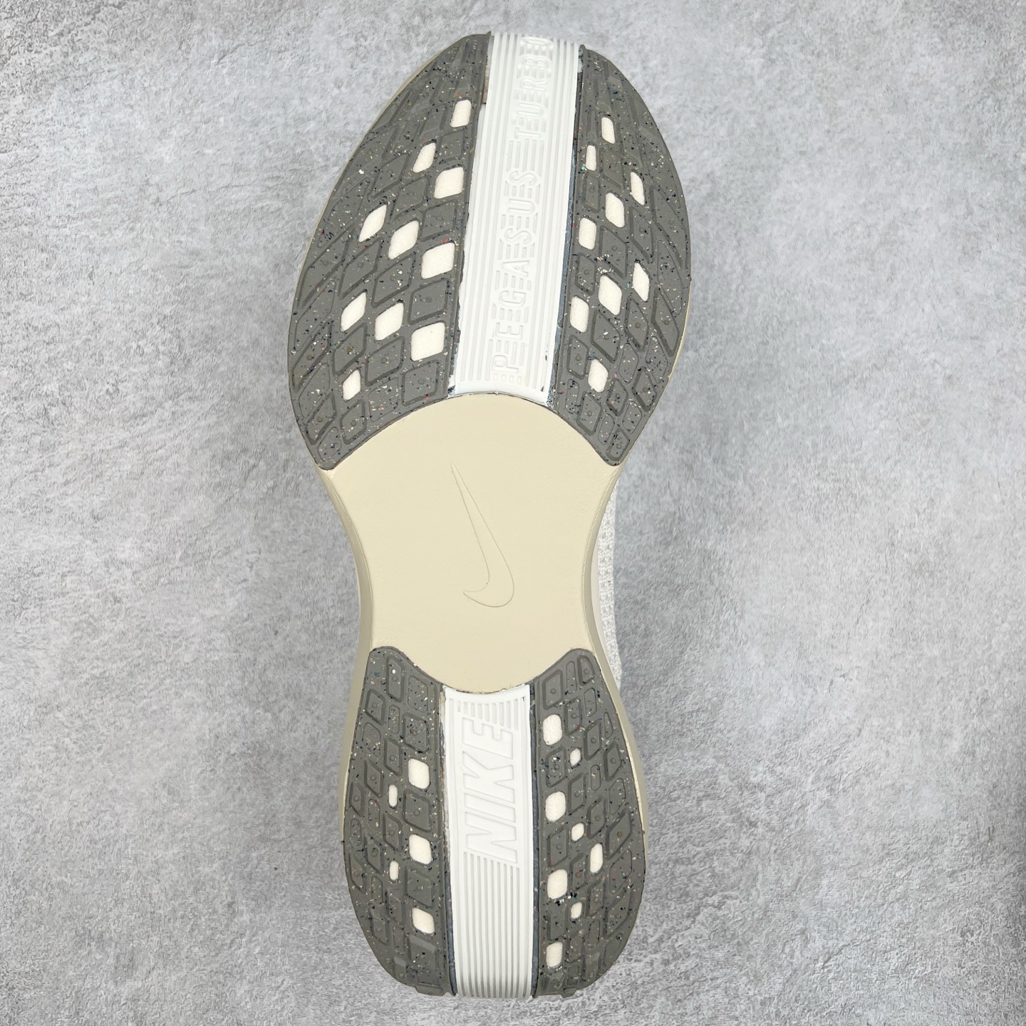 图片[9]-NK Zoom Pegasus Plus 超级飞马涡轮增压马拉松慢跑鞋 FQ7262 在设计上延续了原版鞋款的经典风格，向 Pegasus Turbo 致敬。鞋面采用 Flyknit 材质，巧妙地在不同区域实现紧密与松散的编织结合。标志性的尼龙中部条纹与原版 Turbo 设计呼应。原有的 Flywire 被内部毡织带替代。鞋领的衬垫和鞋跟支撑则为鞋面增添了完善的细节。与以往的 Turbo 型号采用双层泡沫不同，Pegasus Plus 使用了一体式 ZoomX 中底。鞋跟厚度为 35 毫米，前掌为 25 毫米，形成 10 毫米的落差，外底覆盖了大量橡胶，而 ZoomX 外露的部分也十分显眼。尺码：36 36.5 37.5 38 38.5 39 40 40.5 41 42 42.5 43 44 44.5 45-选品中心