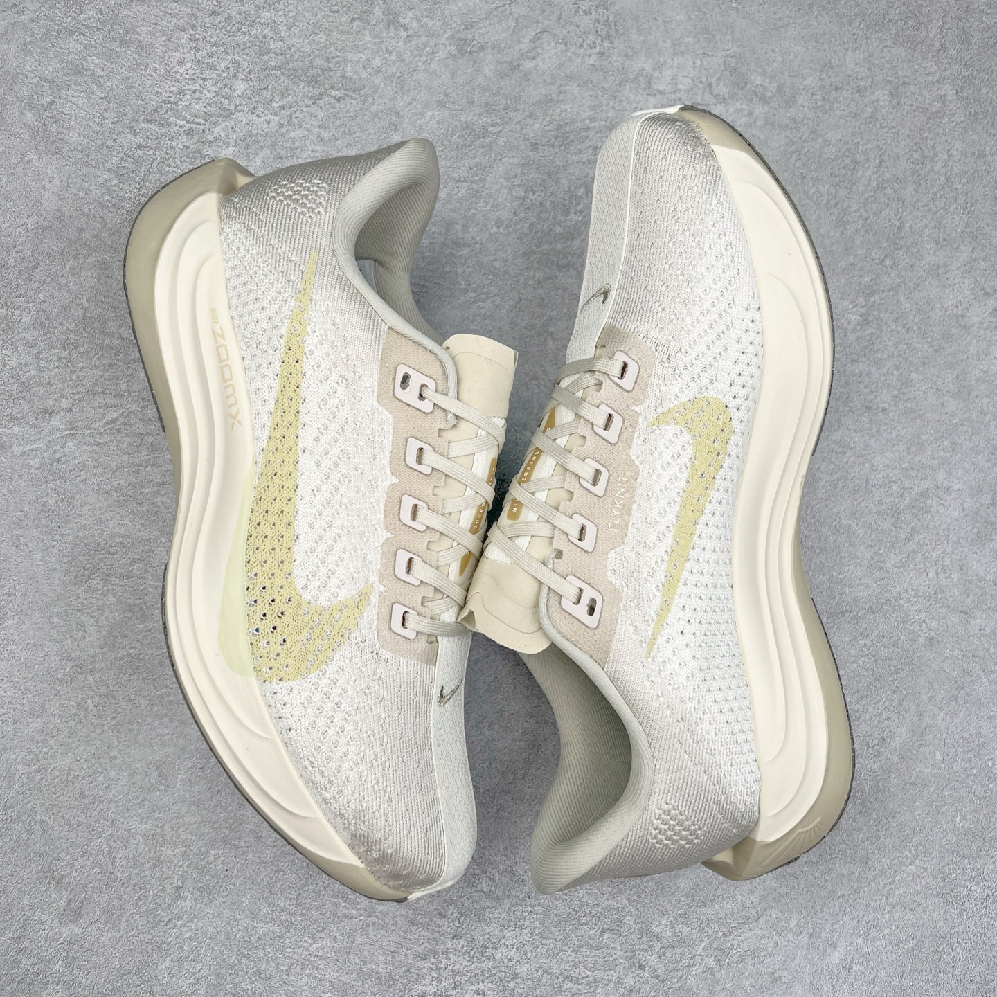 图片[3]-NK Zoom Pegasus Plus 超级飞马涡轮增压马拉松慢跑鞋 FQ7262 在设计上延续了原版鞋款的经典风格，向 Pegasus Turbo 致敬。鞋面采用 Flyknit 材质，巧妙地在不同区域实现紧密与松散的编织结合。标志性的尼龙中部条纹与原版 Turbo 设计呼应。原有的 Flywire 被内部毡织带替代。鞋领的衬垫和鞋跟支撑则为鞋面增添了完善的细节。与以往的 Turbo 型号采用双层泡沫不同，Pegasus Plus 使用了一体式 ZoomX 中底。鞋跟厚度为 35 毫米，前掌为 25 毫米，形成 10 毫米的落差，外底覆盖了大量橡胶，而 ZoomX 外露的部分也十分显眼。尺码：36 36.5 37.5 38 38.5 39 40 40.5 41 42 42.5 43 44 44.5 45-选品中心