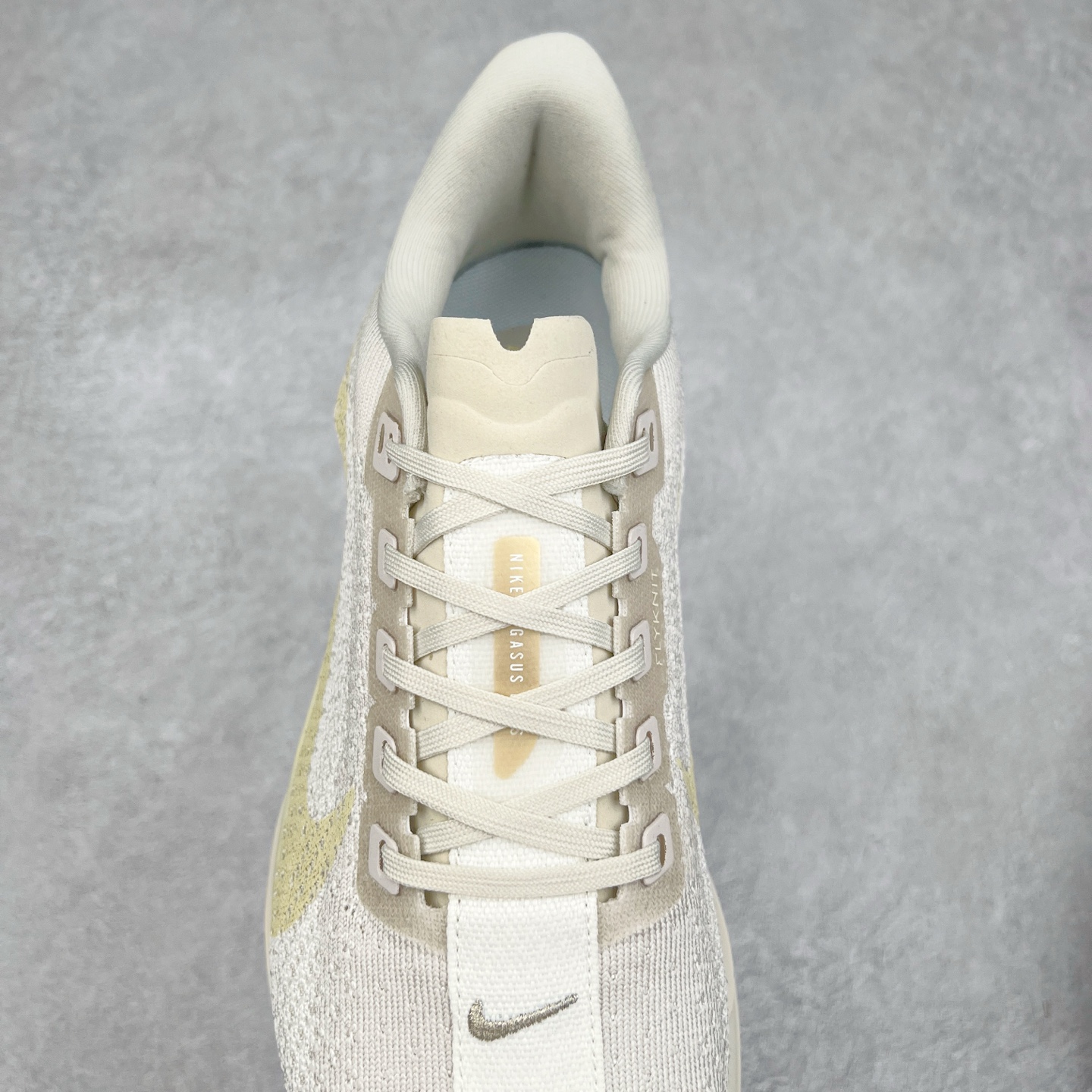 图片[5]-NK Zoom Pegasus Plus 超级飞马涡轮增压马拉松慢跑鞋 FQ7262 在设计上延续了原版鞋款的经典风格，向 Pegasus Turbo 致敬。鞋面采用 Flyknit 材质，巧妙地在不同区域实现紧密与松散的编织结合。标志性的尼龙中部条纹与原版 Turbo 设计呼应。原有的 Flywire 被内部毡织带替代。鞋领的衬垫和鞋跟支撑则为鞋面增添了完善的细节。与以往的 Turbo 型号采用双层泡沫不同，Pegasus Plus 使用了一体式 ZoomX 中底。鞋跟厚度为 35 毫米，前掌为 25 毫米，形成 10 毫米的落差，外底覆盖了大量橡胶，而 ZoomX 外露的部分也十分显眼。尺码：36 36.5 37.5 38 38.5 39 40 40.5 41 42 42.5 43 44 44.5 45-选品中心