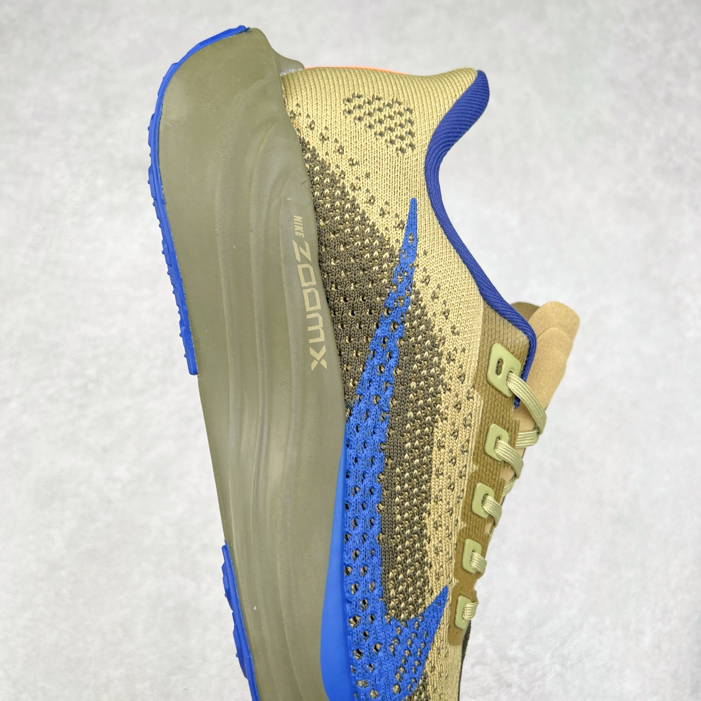 图片[6]-NK Zoom Pegasus Plus 超级飞马涡轮增压马拉松慢跑鞋 FQ7262 在设计上延续了原版鞋款的经典风格，向 Pegasus Turbo 致敬。鞋面采用 Flyknit 材质，巧妙地在不同区域实现紧密与松散的编织结合。标志性的尼龙中部条纹与原版 Turbo 设计呼应。原有的 Flywire 被内部毡织带替代。鞋领的衬垫和鞋跟支撑则为鞋面增添了完善的细节。与以往的 Turbo 型号采用双层泡沫不同，Pegasus Plus 使用了一体式 ZoomX 中底。鞋跟厚度为 35 毫米，前掌为 25 毫米，形成 10 毫米的落差，外底覆盖了大量橡胶，而 ZoomX 外露的部分也十分显眼。尺码：36 36.5 37.5 38 38.5 39 40 40.5 41 42 42.5 43 44 44.5 45-选品中心