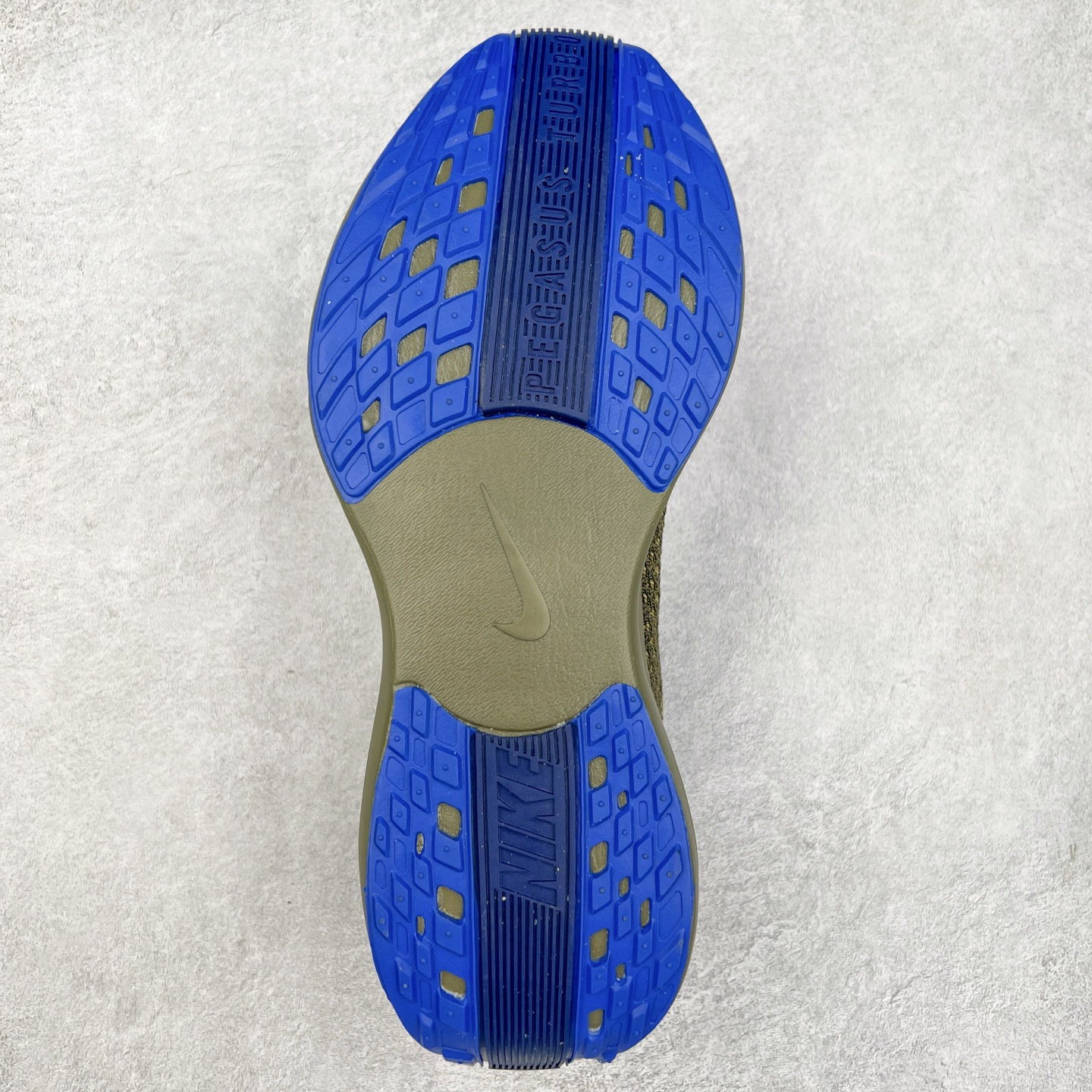 图片[9]-NK Zoom Pegasus Plus 超级飞马涡轮增压马拉松慢跑鞋 FQ7262 在设计上延续了原版鞋款的经典风格，向 Pegasus Turbo 致敬。鞋面采用 Flyknit 材质，巧妙地在不同区域实现紧密与松散的编织结合。标志性的尼龙中部条纹与原版 Turbo 设计呼应。原有的 Flywire 被内部毡织带替代。鞋领的衬垫和鞋跟支撑则为鞋面增添了完善的细节。与以往的 Turbo 型号采用双层泡沫不同，Pegasus Plus 使用了一体式 ZoomX 中底。鞋跟厚度为 35 毫米，前掌为 25 毫米，形成 10 毫米的落差，外底覆盖了大量橡胶，而 ZoomX 外露的部分也十分显眼。尺码：36 36.5 37.5 38 38.5 39 40 40.5 41 42 42.5 43 44 44.5 45-选品中心