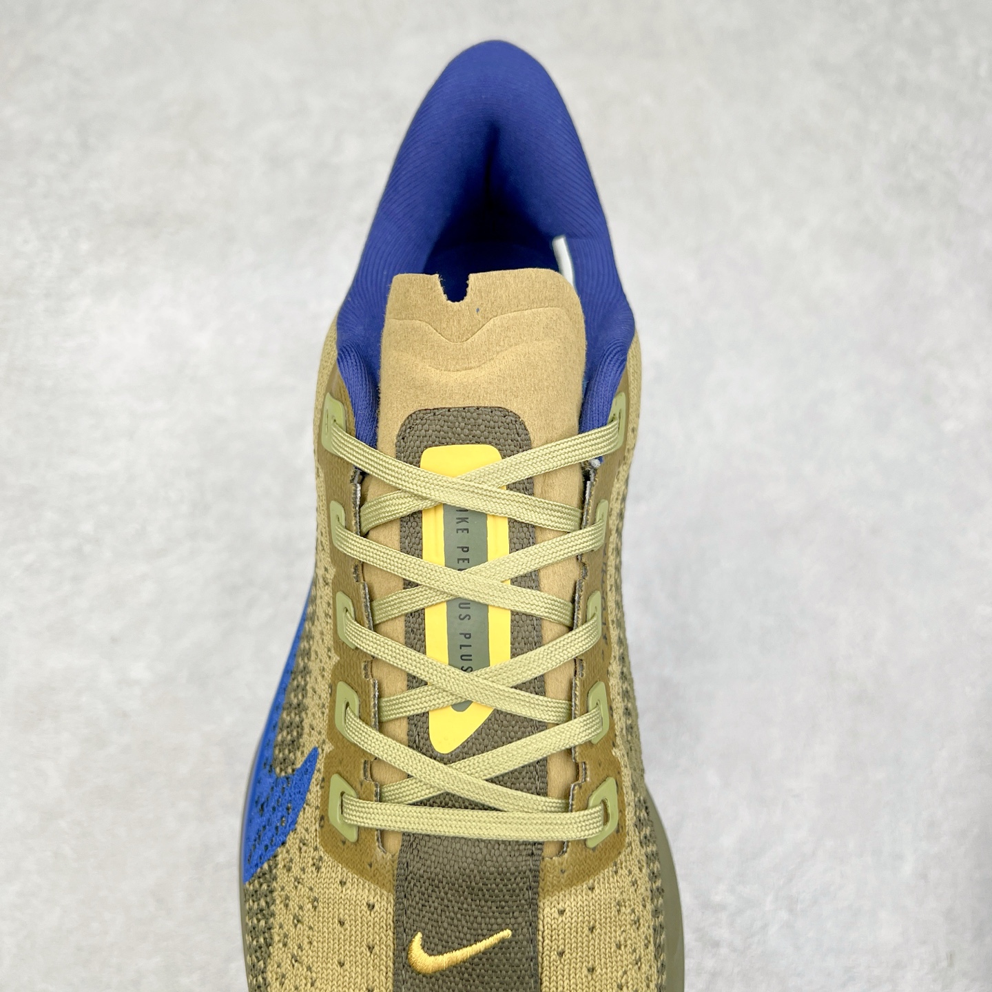 图片[5]-NK Zoom Pegasus Plus 超级飞马涡轮增压马拉松慢跑鞋 FQ7262 在设计上延续了原版鞋款的经典风格，向 Pegasus Turbo 致敬。鞋面采用 Flyknit 材质，巧妙地在不同区域实现紧密与松散的编织结合。标志性的尼龙中部条纹与原版 Turbo 设计呼应。原有的 Flywire 被内部毡织带替代。鞋领的衬垫和鞋跟支撑则为鞋面增添了完善的细节。与以往的 Turbo 型号采用双层泡沫不同，Pegasus Plus 使用了一体式 ZoomX 中底。鞋跟厚度为 35 毫米，前掌为 25 毫米，形成 10 毫米的落差，外底覆盖了大量橡胶，而 ZoomX 外露的部分也十分显眼。尺码：36 36.5 37.5 38 38.5 39 40 40.5 41 42 42.5 43 44 44.5 45-选品中心