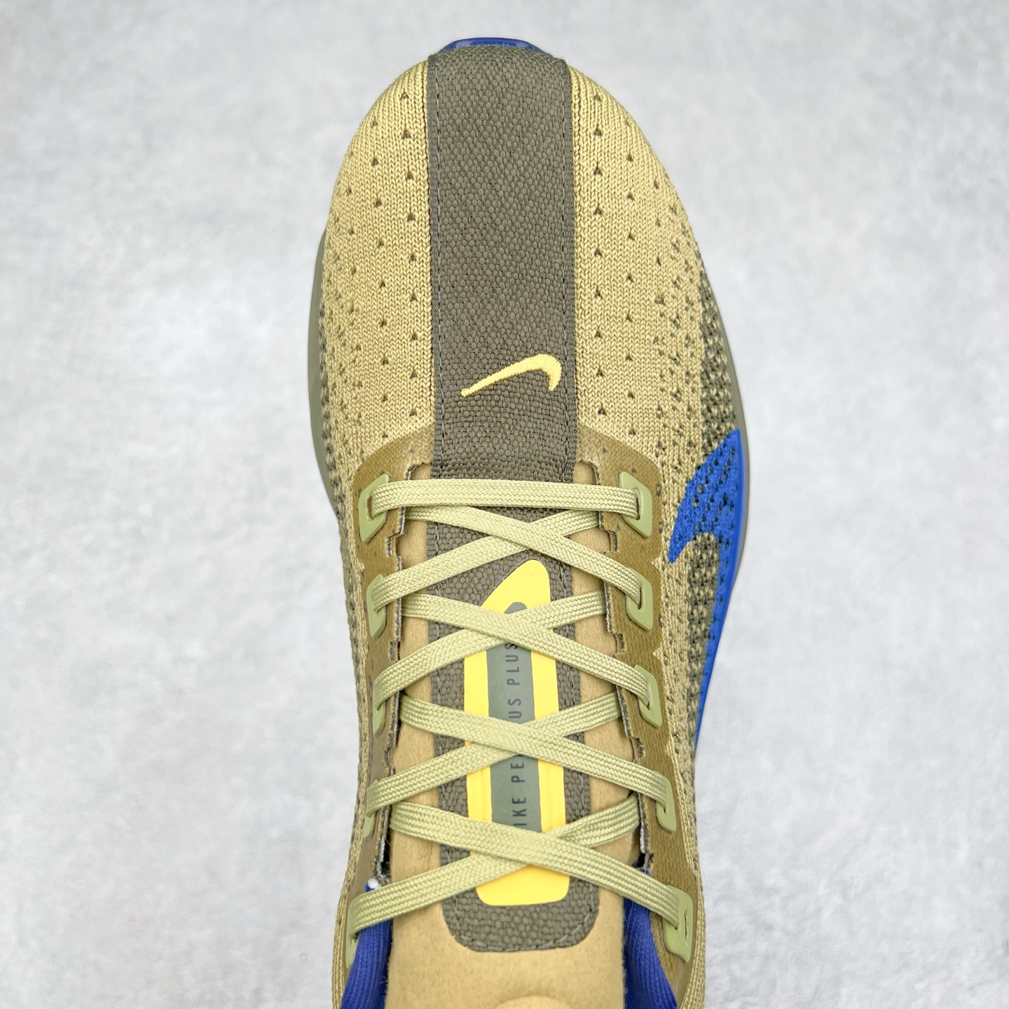 图片[4]-NK Zoom Pegasus Plus 超级飞马涡轮增压马拉松慢跑鞋 FQ7262 在设计上延续了原版鞋款的经典风格，向 Pegasus Turbo 致敬。鞋面采用 Flyknit 材质，巧妙地在不同区域实现紧密与松散的编织结合。标志性的尼龙中部条纹与原版 Turbo 设计呼应。原有的 Flywire 被内部毡织带替代。鞋领的衬垫和鞋跟支撑则为鞋面增添了完善的细节。与以往的 Turbo 型号采用双层泡沫不同，Pegasus Plus 使用了一体式 ZoomX 中底。鞋跟厚度为 35 毫米，前掌为 25 毫米，形成 10 毫米的落差，外底覆盖了大量橡胶，而 ZoomX 外露的部分也十分显眼。尺码：36 36.5 37.5 38 38.5 39 40 40.5 41 42 42.5 43 44 44.5 45-选品中心