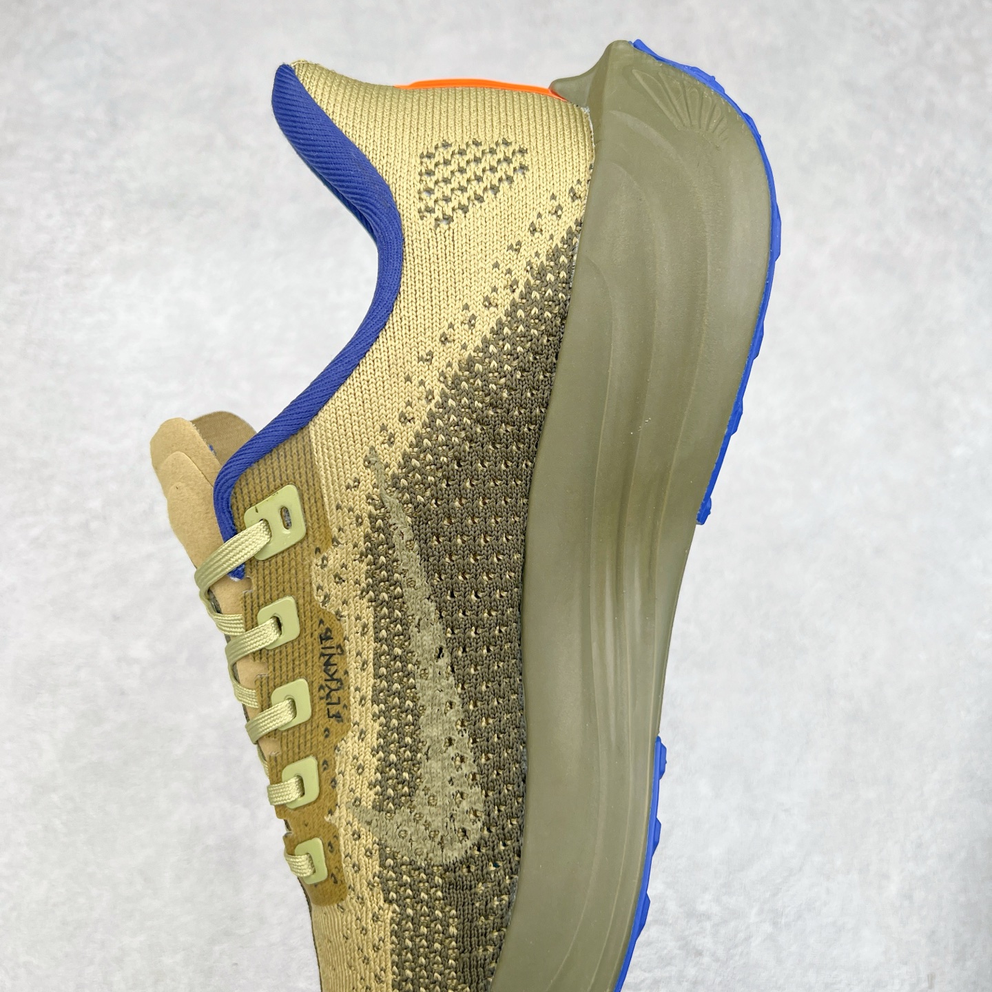 图片[7]-NK Zoom Pegasus Plus 超级飞马涡轮增压马拉松慢跑鞋 FQ7262 在设计上延续了原版鞋款的经典风格，向 Pegasus Turbo 致敬。鞋面采用 Flyknit 材质，巧妙地在不同区域实现紧密与松散的编织结合。标志性的尼龙中部条纹与原版 Turbo 设计呼应。原有的 Flywire 被内部毡织带替代。鞋领的衬垫和鞋跟支撑则为鞋面增添了完善的细节。与以往的 Turbo 型号采用双层泡沫不同，Pegasus Plus 使用了一体式 ZoomX 中底。鞋跟厚度为 35 毫米，前掌为 25 毫米，形成 10 毫米的落差，外底覆盖了大量橡胶，而 ZoomX 外露的部分也十分显眼。尺码：36 36.5 37.5 38 38.5 39 40 40.5 41 42 42.5 43 44 44.5 45-选品中心