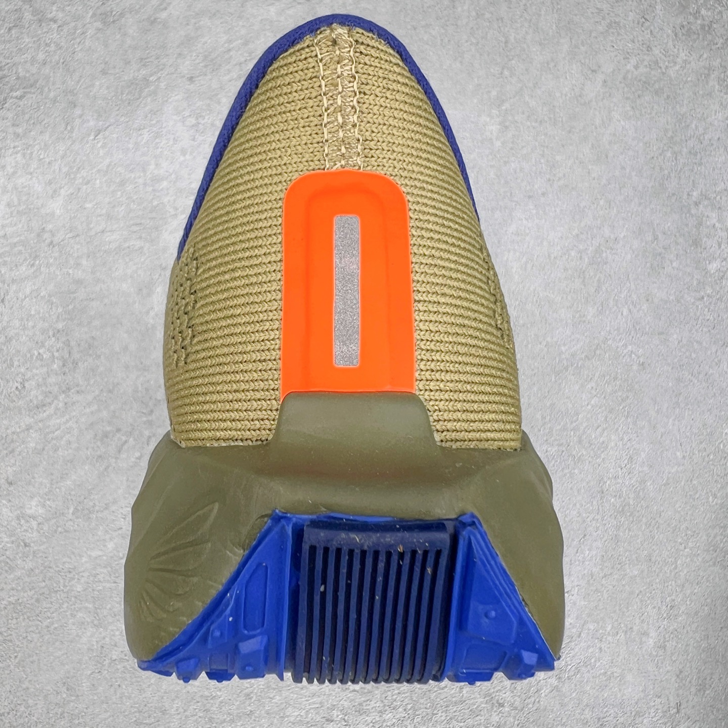 图片[8]-NK Zoom Pegasus Plus 超级飞马涡轮增压马拉松慢跑鞋 FQ7262 在设计上延续了原版鞋款的经典风格，向 Pegasus Turbo 致敬。鞋面采用 Flyknit 材质，巧妙地在不同区域实现紧密与松散的编织结合。标志性的尼龙中部条纹与原版 Turbo 设计呼应。原有的 Flywire 被内部毡织带替代。鞋领的衬垫和鞋跟支撑则为鞋面增添了完善的细节。与以往的 Turbo 型号采用双层泡沫不同，Pegasus Plus 使用了一体式 ZoomX 中底。鞋跟厚度为 35 毫米，前掌为 25 毫米，形成 10 毫米的落差，外底覆盖了大量橡胶，而 ZoomX 外露的部分也十分显眼。尺码：36 36.5 37.5 38 38.5 39 40 40.5 41 42 42.5 43 44 44.5 45-选品中心