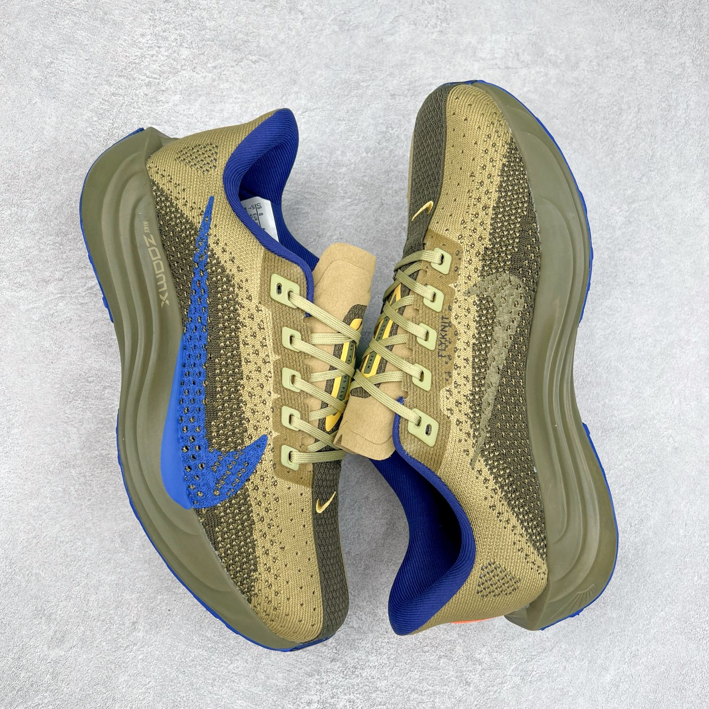 图片[3]-NK Zoom Pegasus Plus 超级飞马涡轮增压马拉松慢跑鞋 FQ7262 在设计上延续了原版鞋款的经典风格，向 Pegasus Turbo 致敬。鞋面采用 Flyknit 材质，巧妙地在不同区域实现紧密与松散的编织结合。标志性的尼龙中部条纹与原版 Turbo 设计呼应。原有的 Flywire 被内部毡织带替代。鞋领的衬垫和鞋跟支撑则为鞋面增添了完善的细节。与以往的 Turbo 型号采用双层泡沫不同，Pegasus Plus 使用了一体式 ZoomX 中底。鞋跟厚度为 35 毫米，前掌为 25 毫米，形成 10 毫米的落差，外底覆盖了大量橡胶，而 ZoomX 外露的部分也十分显眼。尺码：36 36.5 37.5 38 38.5 39 40 40.5 41 42 42.5 43 44 44.5 45-选品中心