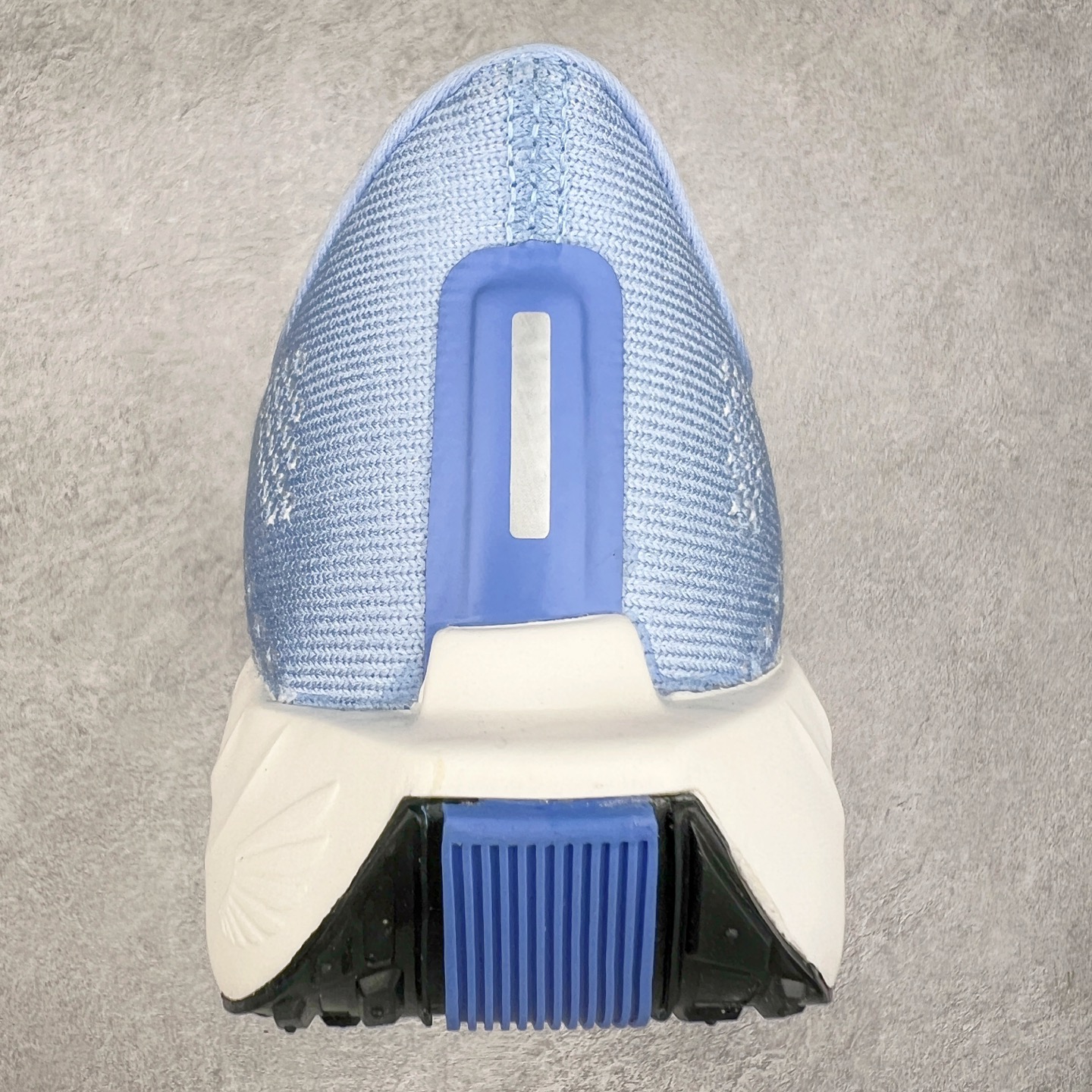 图片[8]-NK Zoom Pegasus Plus 超级飞马涡轮增压马拉松慢跑鞋 FQ7262 在设计上延续了原版鞋款的经典风格，向 Pegasus Turbo 致敬。鞋面采用 Flyknit 材质，巧妙地在不同区域实现紧密与松散的编织结合。标志性的尼龙中部条纹与原版 Turbo 设计呼应。原有的 Flywire 被内部毡织带替代。鞋领的衬垫和鞋跟支撑则为鞋面增添了完善的细节。与以往的 Turbo 型号采用双层泡沫不同，Pegasus Plus 使用了一体式 ZoomX 中底。鞋跟厚度为 35 毫米，前掌为 25 毫米，形成 10 毫米的落差，外底覆盖了大量橡胶，而 ZoomX 外露的部分也十分显眼。尺码：36 36.5 37.5 38 38.5 39 40 40.5 41 42 42.5 43 44 44.5 45-选品中心