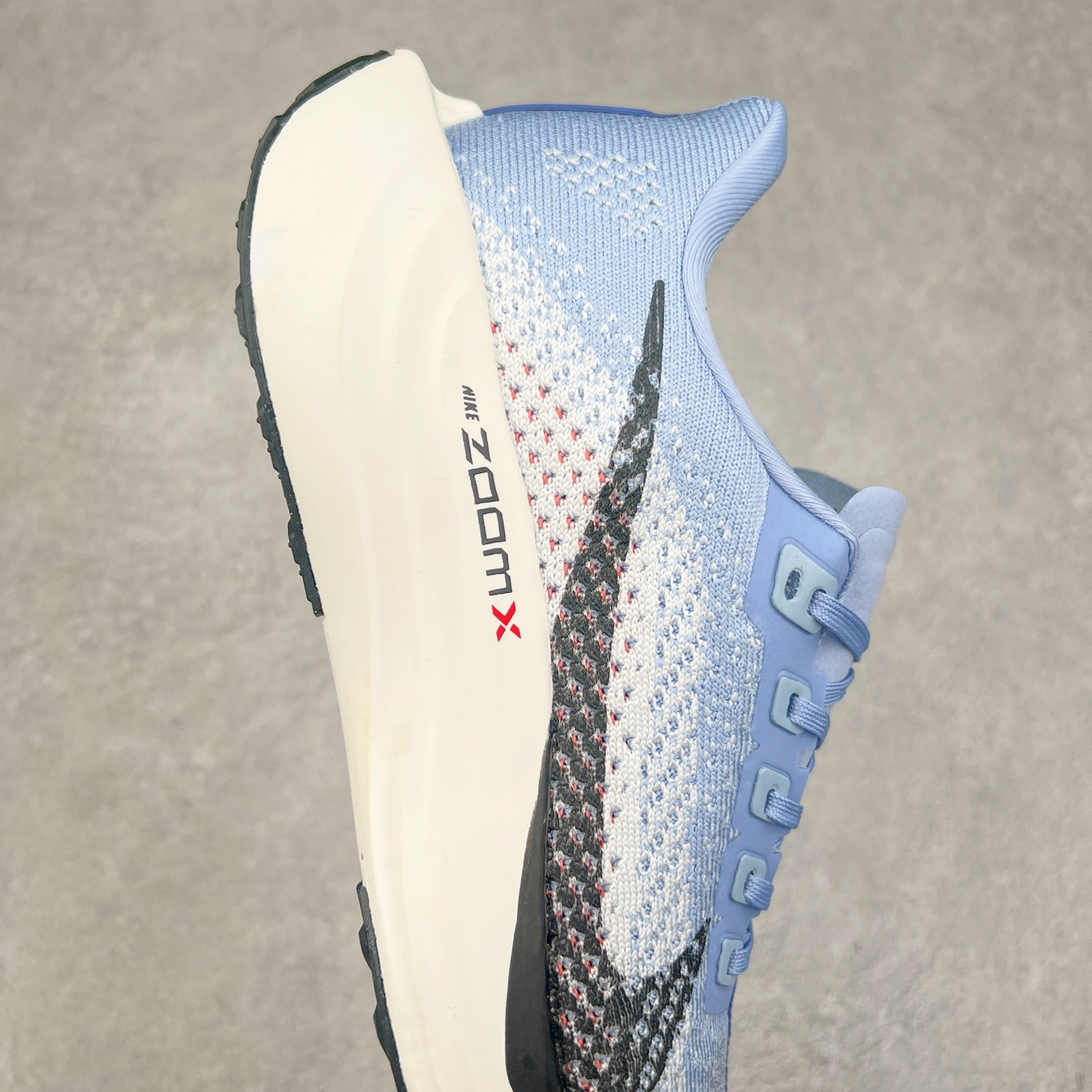 图片[6]-NK Zoom Pegasus Plus 超级飞马涡轮增压马拉松慢跑鞋 FQ7262 在设计上延续了原版鞋款的经典风格，向 Pegasus Turbo 致敬。鞋面采用 Flyknit 材质，巧妙地在不同区域实现紧密与松散的编织结合。标志性的尼龙中部条纹与原版 Turbo 设计呼应。原有的 Flywire 被内部毡织带替代。鞋领的衬垫和鞋跟支撑则为鞋面增添了完善的细节。与以往的 Turbo 型号采用双层泡沫不同，Pegasus Plus 使用了一体式 ZoomX 中底。鞋跟厚度为 35 毫米，前掌为 25 毫米，形成 10 毫米的落差，外底覆盖了大量橡胶，而 ZoomX 外露的部分也十分显眼。尺码：36 36.5 37.5 38 38.5 39 40 40.5 41 42 42.5 43 44 44.5 45-选品中心