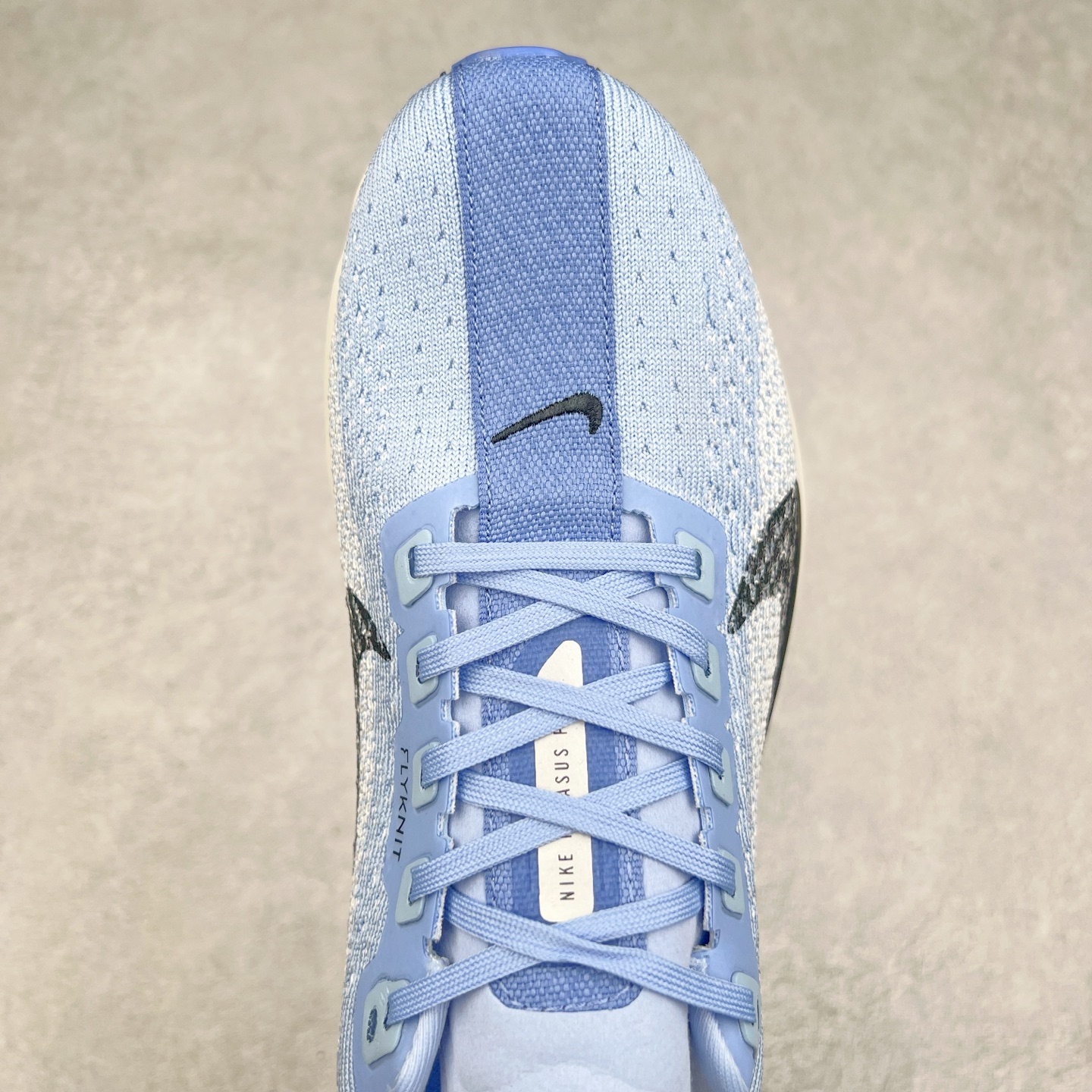 图片[4]-NK Zoom Pegasus Plus 超级飞马涡轮增压马拉松慢跑鞋 FQ7262 在设计上延续了原版鞋款的经典风格，向 Pegasus Turbo 致敬。鞋面采用 Flyknit 材质，巧妙地在不同区域实现紧密与松散的编织结合。标志性的尼龙中部条纹与原版 Turbo 设计呼应。原有的 Flywire 被内部毡织带替代。鞋领的衬垫和鞋跟支撑则为鞋面增添了完善的细节。与以往的 Turbo 型号采用双层泡沫不同，Pegasus Plus 使用了一体式 ZoomX 中底。鞋跟厚度为 35 毫米，前掌为 25 毫米，形成 10 毫米的落差，外底覆盖了大量橡胶，而 ZoomX 外露的部分也十分显眼。尺码：36 36.5 37.5 38 38.5 39 40 40.5 41 42 42.5 43 44 44.5 45-选品中心