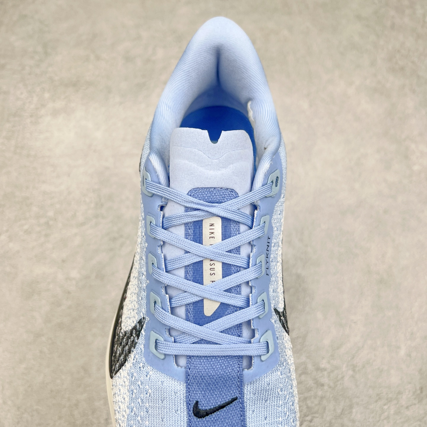 图片[5]-NK Zoom Pegasus Plus 超级飞马涡轮增压马拉松慢跑鞋 FQ7262 在设计上延续了原版鞋款的经典风格，向 Pegasus Turbo 致敬。鞋面采用 Flyknit 材质，巧妙地在不同区域实现紧密与松散的编织结合。标志性的尼龙中部条纹与原版 Turbo 设计呼应。原有的 Flywire 被内部毡织带替代。鞋领的衬垫和鞋跟支撑则为鞋面增添了完善的细节。与以往的 Turbo 型号采用双层泡沫不同，Pegasus Plus 使用了一体式 ZoomX 中底。鞋跟厚度为 35 毫米，前掌为 25 毫米，形成 10 毫米的落差，外底覆盖了大量橡胶，而 ZoomX 外露的部分也十分显眼。尺码：36 36.5 37.5 38 38.5 39 40 40.5 41 42 42.5 43 44 44.5 45-选品中心