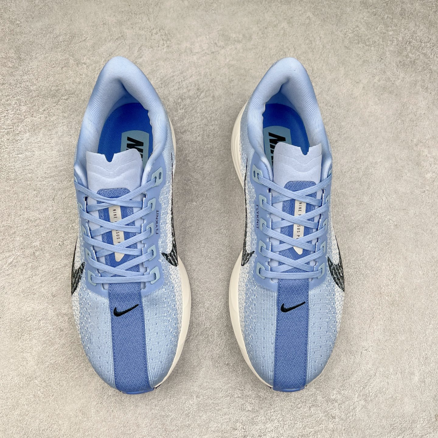 图片[2]-NK Zoom Pegasus Plus 超级飞马涡轮增压马拉松慢跑鞋 FQ7262 在设计上延续了原版鞋款的经典风格，向 Pegasus Turbo 致敬。鞋面采用 Flyknit 材质，巧妙地在不同区域实现紧密与松散的编织结合。标志性的尼龙中部条纹与原版 Turbo 设计呼应。原有的 Flywire 被内部毡织带替代。鞋领的衬垫和鞋跟支撑则为鞋面增添了完善的细节。与以往的 Turbo 型号采用双层泡沫不同，Pegasus Plus 使用了一体式 ZoomX 中底。鞋跟厚度为 35 毫米，前掌为 25 毫米，形成 10 毫米的落差，外底覆盖了大量橡胶，而 ZoomX 外露的部分也十分显眼。尺码：36 36.5 37.5 38 38.5 39 40 40.5 41 42 42.5 43 44 44.5 45-选品中心