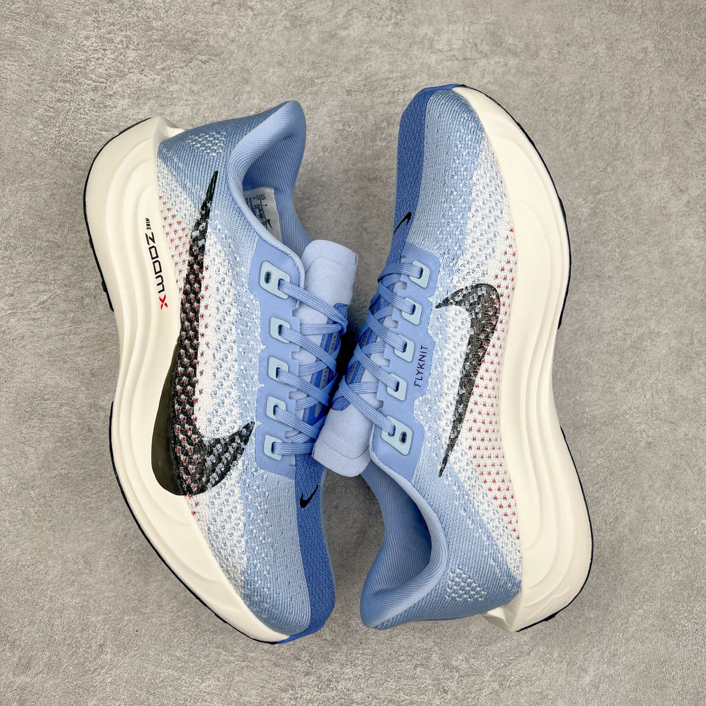 图片[3]-NK Zoom Pegasus Plus 超级飞马涡轮增压马拉松慢跑鞋 FQ7262 在设计上延续了原版鞋款的经典风格，向 Pegasus Turbo 致敬。鞋面采用 Flyknit 材质，巧妙地在不同区域实现紧密与松散的编织结合。标志性的尼龙中部条纹与原版 Turbo 设计呼应。原有的 Flywire 被内部毡织带替代。鞋领的衬垫和鞋跟支撑则为鞋面增添了完善的细节。与以往的 Turbo 型号采用双层泡沫不同，Pegasus Plus 使用了一体式 ZoomX 中底。鞋跟厚度为 35 毫米，前掌为 25 毫米，形成 10 毫米的落差，外底覆盖了大量橡胶，而 ZoomX 外露的部分也十分显眼。尺码：36 36.5 37.5 38 38.5 39 40 40.5 41 42 42.5 43 44 44.5 45-选品中心