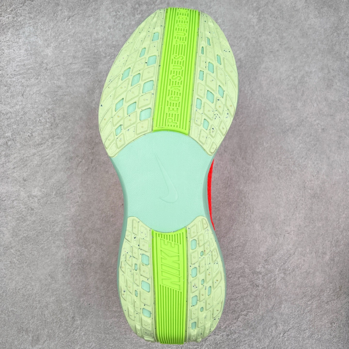 图片[9]-NK Zoom Pegasus Plus 超级飞马涡轮增压马拉松慢跑鞋 FQ7262 在设计上延续了原版鞋款的经典风格，向 Pegasus Turbo 致敬。鞋面采用 Flyknit 材质，巧妙地在不同区域实现紧密与松散的编织结合。标志性的尼龙中部条纹与原版 Turbo 设计呼应。原有的 Flywire 被内部毡织带替代。鞋领的衬垫和鞋跟支撑则为鞋面增添了完善的细节。与以往的 Turbo 型号采用双层泡沫不同，Pegasus Plus 使用了一体式 ZoomX 中底。鞋跟厚度为 35 毫米，前掌为 25 毫米，形成 10 毫米的落差，外底覆盖了大量橡胶，而 ZoomX 外露的部分也十分显眼。尺码：36 36.5 37.5 38 38.5 39 40 40.5 41 42 42.5 43 44 44.5 45-选品中心