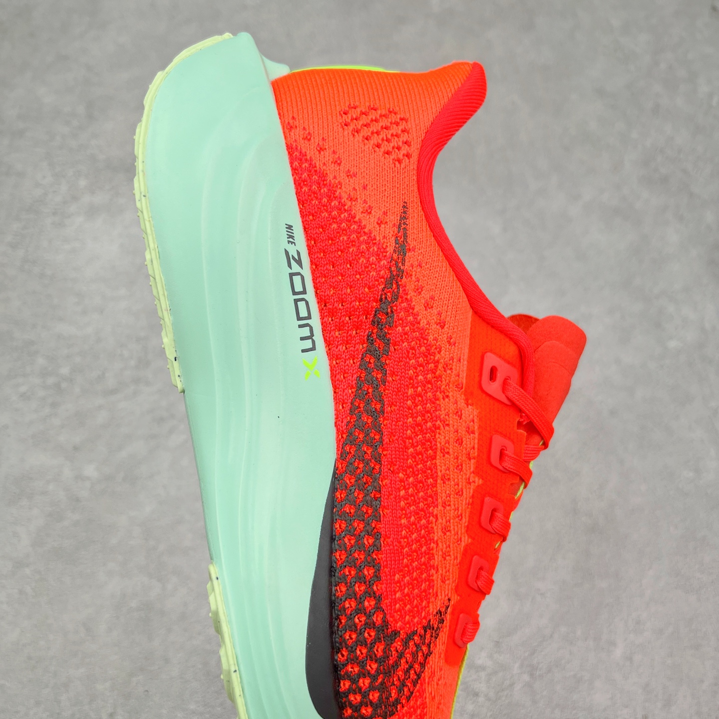 图片[6]-NK Zoom Pegasus Plus 超级飞马涡轮增压马拉松慢跑鞋 FQ7262 在设计上延续了原版鞋款的经典风格，向 Pegasus Turbo 致敬。鞋面采用 Flyknit 材质，巧妙地在不同区域实现紧密与松散的编织结合。标志性的尼龙中部条纹与原版 Turbo 设计呼应。原有的 Flywire 被内部毡织带替代。鞋领的衬垫和鞋跟支撑则为鞋面增添了完善的细节。与以往的 Turbo 型号采用双层泡沫不同，Pegasus Plus 使用了一体式 ZoomX 中底。鞋跟厚度为 35 毫米，前掌为 25 毫米，形成 10 毫米的落差，外底覆盖了大量橡胶，而 ZoomX 外露的部分也十分显眼。尺码：36 36.5 37.5 38 38.5 39 40 40.5 41 42 42.5 43 44 44.5 45-选品中心