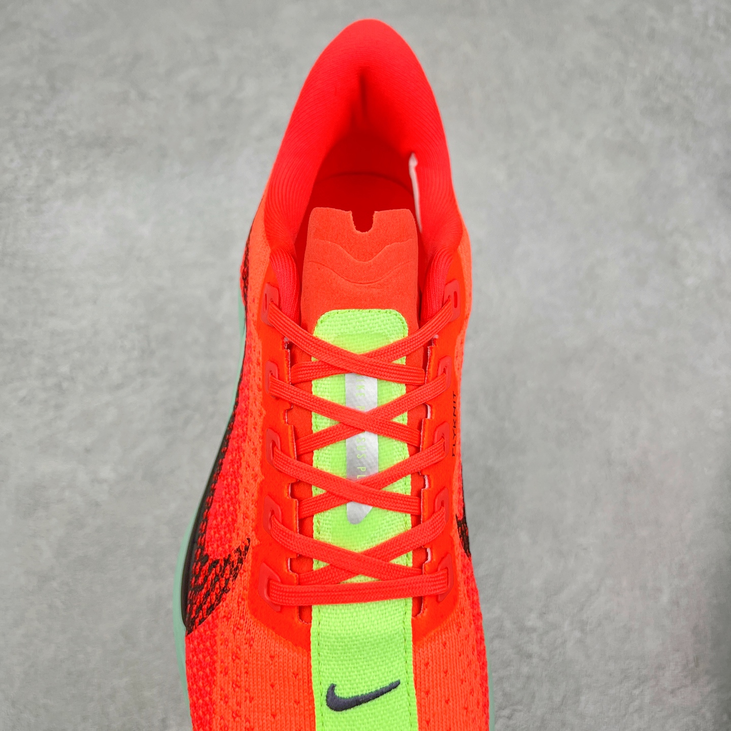 图片[5]-NK Zoom Pegasus Plus 超级飞马涡轮增压马拉松慢跑鞋 FQ7262 在设计上延续了原版鞋款的经典风格，向 Pegasus Turbo 致敬。鞋面采用 Flyknit 材质，巧妙地在不同区域实现紧密与松散的编织结合。标志性的尼龙中部条纹与原版 Turbo 设计呼应。原有的 Flywire 被内部毡织带替代。鞋领的衬垫和鞋跟支撑则为鞋面增添了完善的细节。与以往的 Turbo 型号采用双层泡沫不同，Pegasus Plus 使用了一体式 ZoomX 中底。鞋跟厚度为 35 毫米，前掌为 25 毫米，形成 10 毫米的落差，外底覆盖了大量橡胶，而 ZoomX 外露的部分也十分显眼。尺码：36 36.5 37.5 38 38.5 39 40 40.5 41 42 42.5 43 44 44.5 45-选品中心