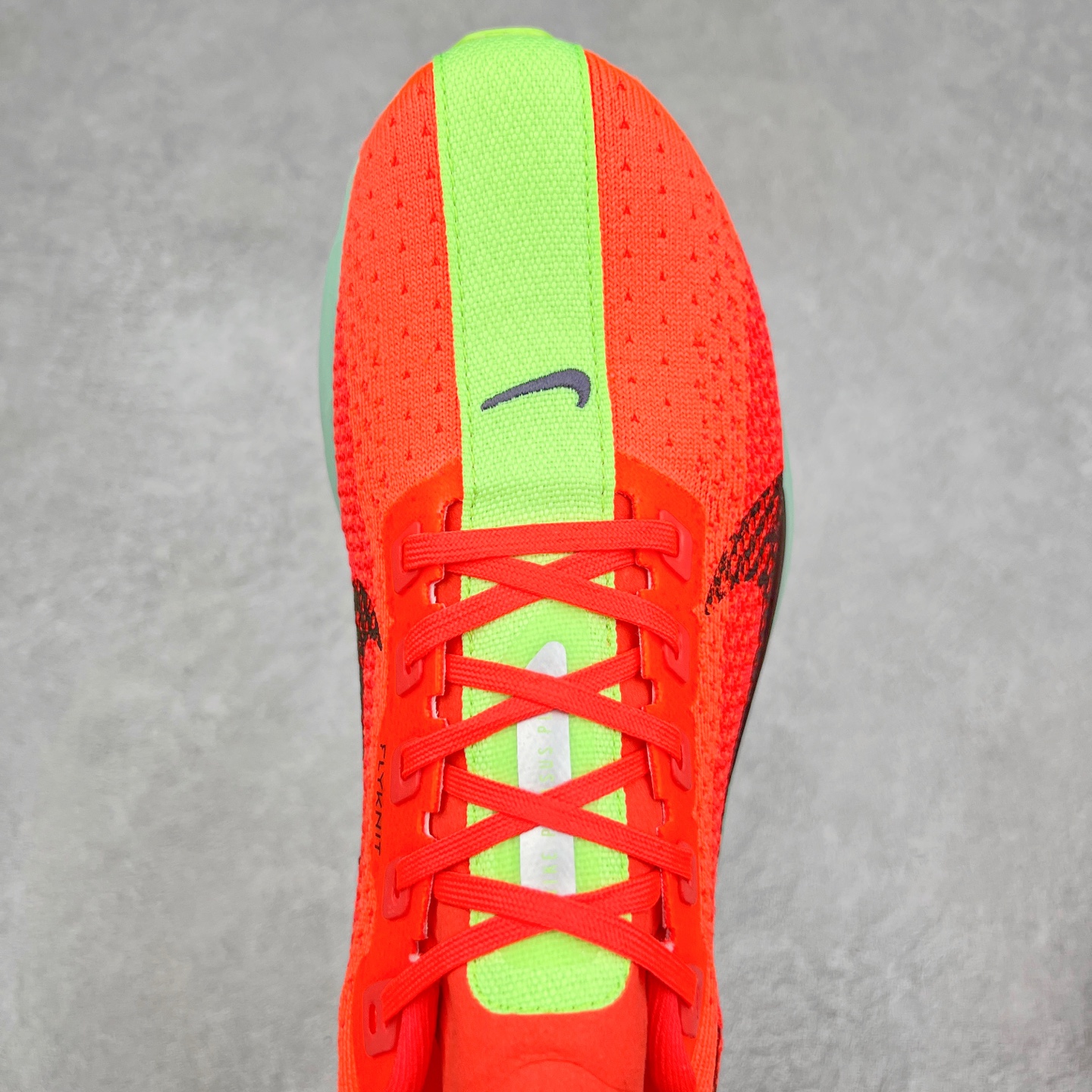 图片[4]-NK Zoom Pegasus Plus 超级飞马涡轮增压马拉松慢跑鞋 FQ7262 在设计上延续了原版鞋款的经典风格，向 Pegasus Turbo 致敬。鞋面采用 Flyknit 材质，巧妙地在不同区域实现紧密与松散的编织结合。标志性的尼龙中部条纹与原版 Turbo 设计呼应。原有的 Flywire 被内部毡织带替代。鞋领的衬垫和鞋跟支撑则为鞋面增添了完善的细节。与以往的 Turbo 型号采用双层泡沫不同，Pegasus Plus 使用了一体式 ZoomX 中底。鞋跟厚度为 35 毫米，前掌为 25 毫米，形成 10 毫米的落差，外底覆盖了大量橡胶，而 ZoomX 外露的部分也十分显眼。尺码：36 36.5 37.5 38 38.5 39 40 40.5 41 42 42.5 43 44 44.5 45-选品中心